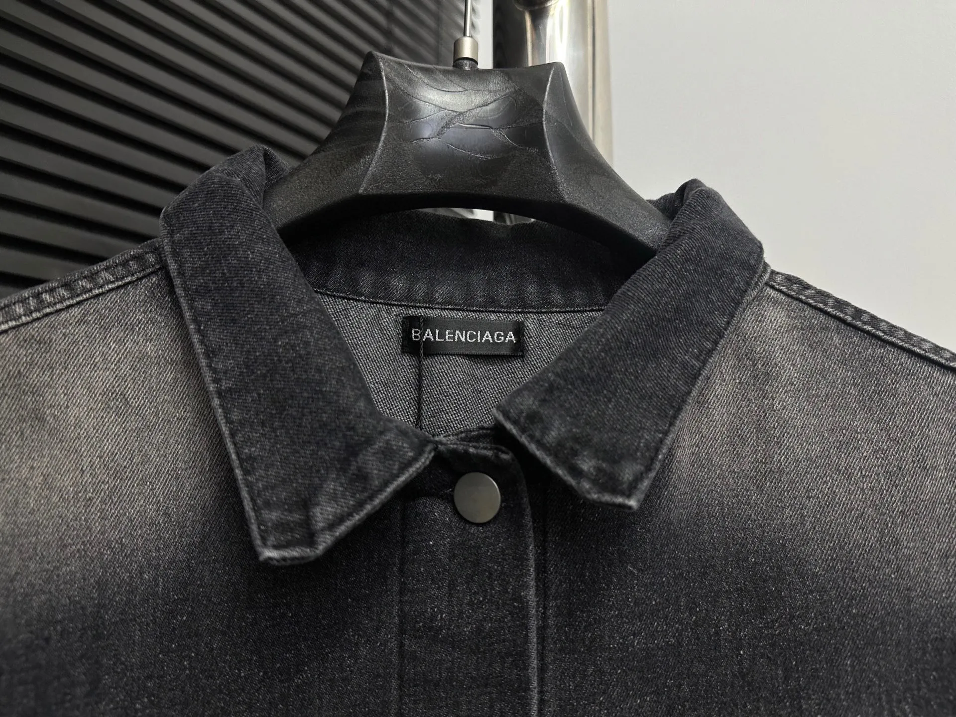 🅿️290 【Balenciaga】 Paris gradient denim jacket with letter embroidery on the back The spring and summer new models are made of 460 grams of high-end custom fabrics, which have excellent washability and are breathable and thick to the touch. The details are all hand-polished and manufactured with craftsmanship. Exclusive door pockets are fully embedded with clips. They are stiff and cannot be deformed. The whole garment is made of custom-woven heavyweight denim fabrics. Independent hardware molding and heavy-duty washing of ready-made garments. Nostalgic inkjet printing. The contrasting color thread effect is also comparable to YB. It is very fashionable and versatile, and it is the same style for men and women. I fell in love at first sight! After multiple processes to create a full sense of high-end and motorcycle, it is fully luxurious, classic and durable. Size: S-XL