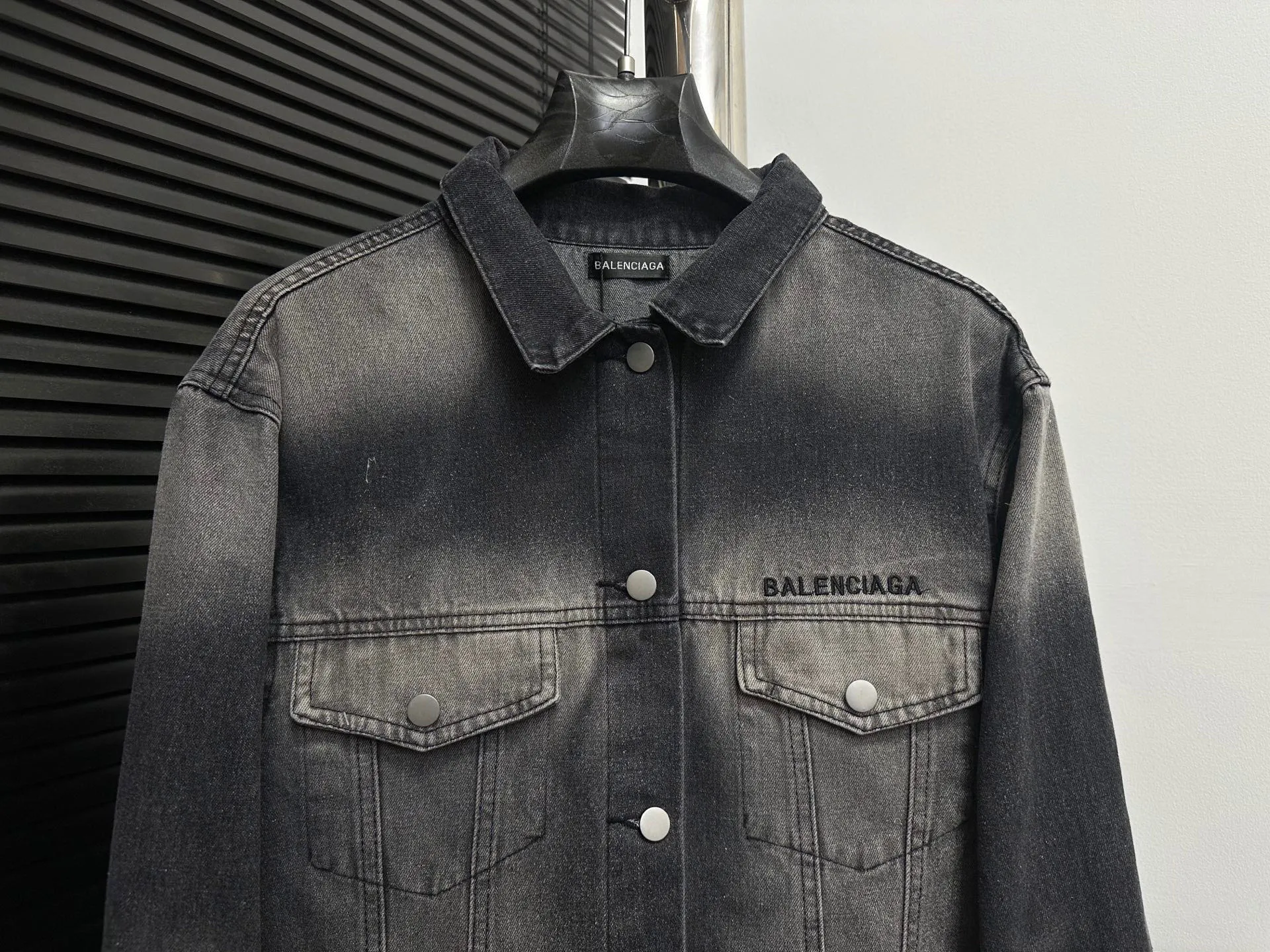 🅿️290 【Balenciaga】 Paris gradient denim jacket with letter embroidery on the back The spring and summer new models are made of 460 grams of high-end custom fabrics, which have excellent washability and are breathable and thick to the touch. The details are all hand-polished and manufactured with craftsmanship. Exclusive door pockets are fully embedded with clips. They are stiff and cannot be deformed. The whole garment is made of custom-woven heavyweight denim fabrics. Independent hardware molding and heavy-duty washing of ready-made garments. Nostalgic inkjet printing. The contrasting color thread effect is also comparable to YB. It is very fashionable and versatile, and it is the same style for men and women. I fell in love at first sight! After multiple processes to create a full sense of high-end and motorcycle, it is fully luxurious, classic and durable. Size: S-XL