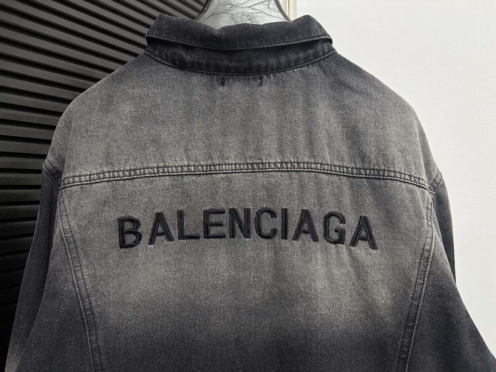 🅿️290 【Balenciaga】 Paris gradient denim jacket with letter embroidery on the back The spring and summer new models are made of 460 grams of high-end custom fabrics, which have excellent washability and are breathable and thick to the touch. The details are all hand-polished and manufactured with craftsmanship. Exclusive door pockets are fully embedded with clips. They are stiff and cannot be deformed. The whole garment is made of custom-woven heavyweight denim fabrics. Independent hardware molding and heavy-duty washing of ready-made garments. Nostalgic inkjet printing. The contrasting color thread effect is also comparable to YB. It is very fashionable and versatile, and it is the same style for men and women. I fell in love at first sight! After multiple processes to create a full sense of high-end and motorcycle, it is fully luxurious, classic and durable. Size: S-XL