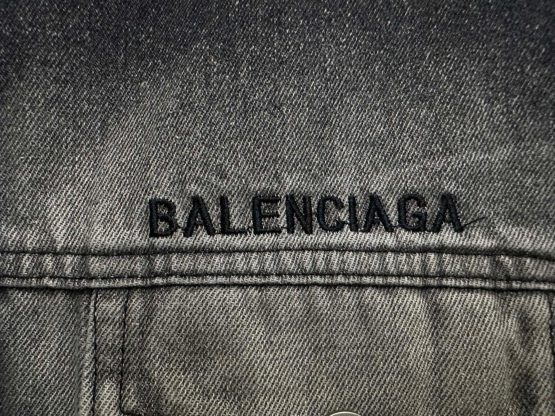 🅿️290 【Balenciaga】 Paris gradient denim jacket with letter embroidery on the back The spring and summer new models are made of 460 grams of high-end custom fabrics, which have excellent washability and are breathable and thick to the touch. The details are all hand-polished and manufactured with craftsmanship. Exclusive door pockets are fully embedded with clips. They are stiff and cannot be deformed. The whole garment is made of custom-woven heavyweight denim fabrics. Independent hardware molding and heavy-duty washing of ready-made garments. Nostalgic inkjet printing. The contrasting color thread effect is also comparable to YB. It is very fashionable and versatile, and it is the same style for men and women. I fell in love at first sight! After multiple processes to create a full sense of high-end and motorcycle, it is fully luxurious, classic and durable. Size: S-XL