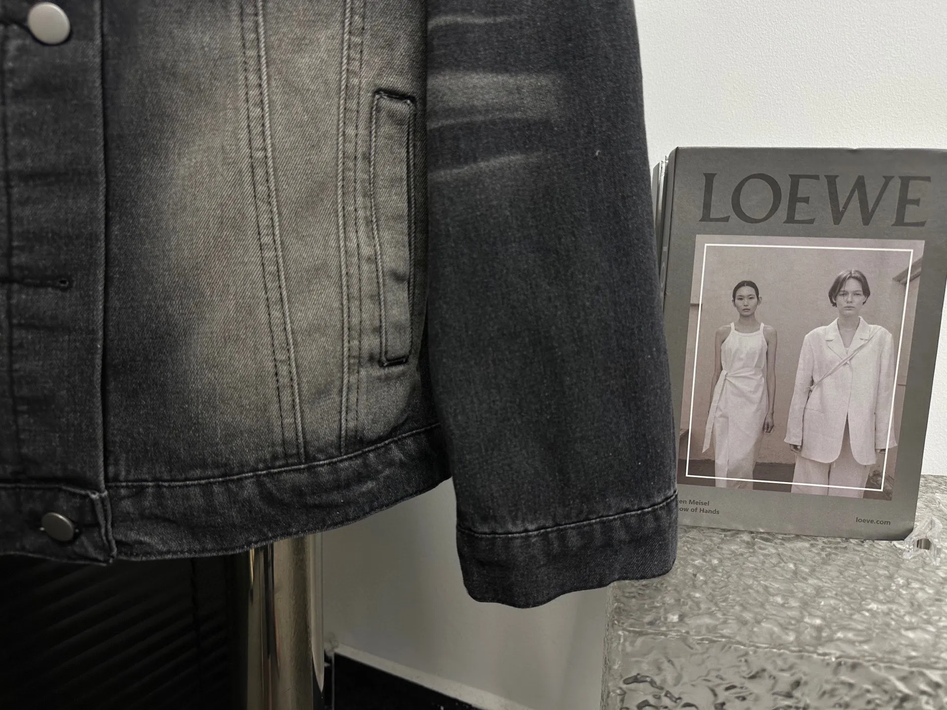 🅿️290 【Balenciaga】 Paris gradient denim jacket with letter embroidery on the back The spring and summer new models are made of 460 grams of high-end custom fabrics, which have excellent washability and are breathable and thick to the touch. The details are all hand-polished and manufactured with craftsmanship. Exclusive door pockets are fully embedded with clips. They are stiff and cannot be deformed. The whole garment is made of custom-woven heavyweight denim fabrics. Independent hardware molding and heavy-duty washing of ready-made garments. Nostalgic inkjet printing. The contrasting color thread effect is also comparable to YB. It is very fashionable and versatile, and it is the same style for men and women. I fell in love at first sight! After multiple processes to create a full sense of high-end and motorcycle, it is fully luxurious, classic and durable. Size: S-XL