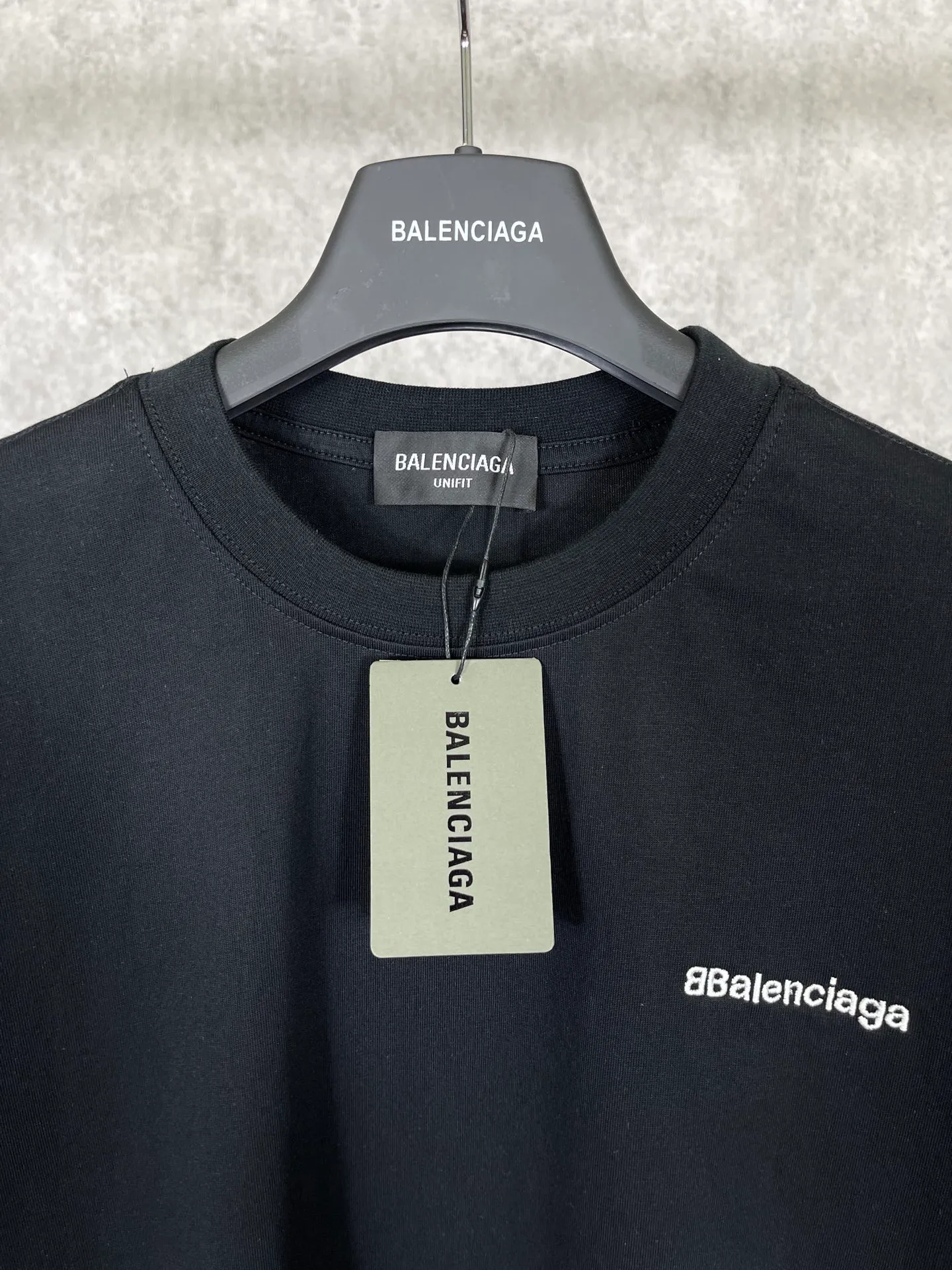 🅿️160 real photos [Top version. Official website quality] BALENCI*GA/Paris#Classic letter BB small English LOGO embroidered short-sleeved T-shirt# The fabric is made of Paris ZP custom-woven and dyed cotton double yarn. Weighing 260 grams, the cloth surface is clean. The cloth pattern is clear, soft and comfortable. The threads are dyed with no color difference. The classic pattern embroidery uses an imported embroidery machine, and the embroidery thread color is embroidered according to the original color. It is produced according to the pictures in the special market. The letters are clear. The three-dimensional effect is strong. The version adopts the OS loose shoulder version. The same style for men and women. Coding: BL223075 Color: Black. White. Khaki. Gray Size: XS to L