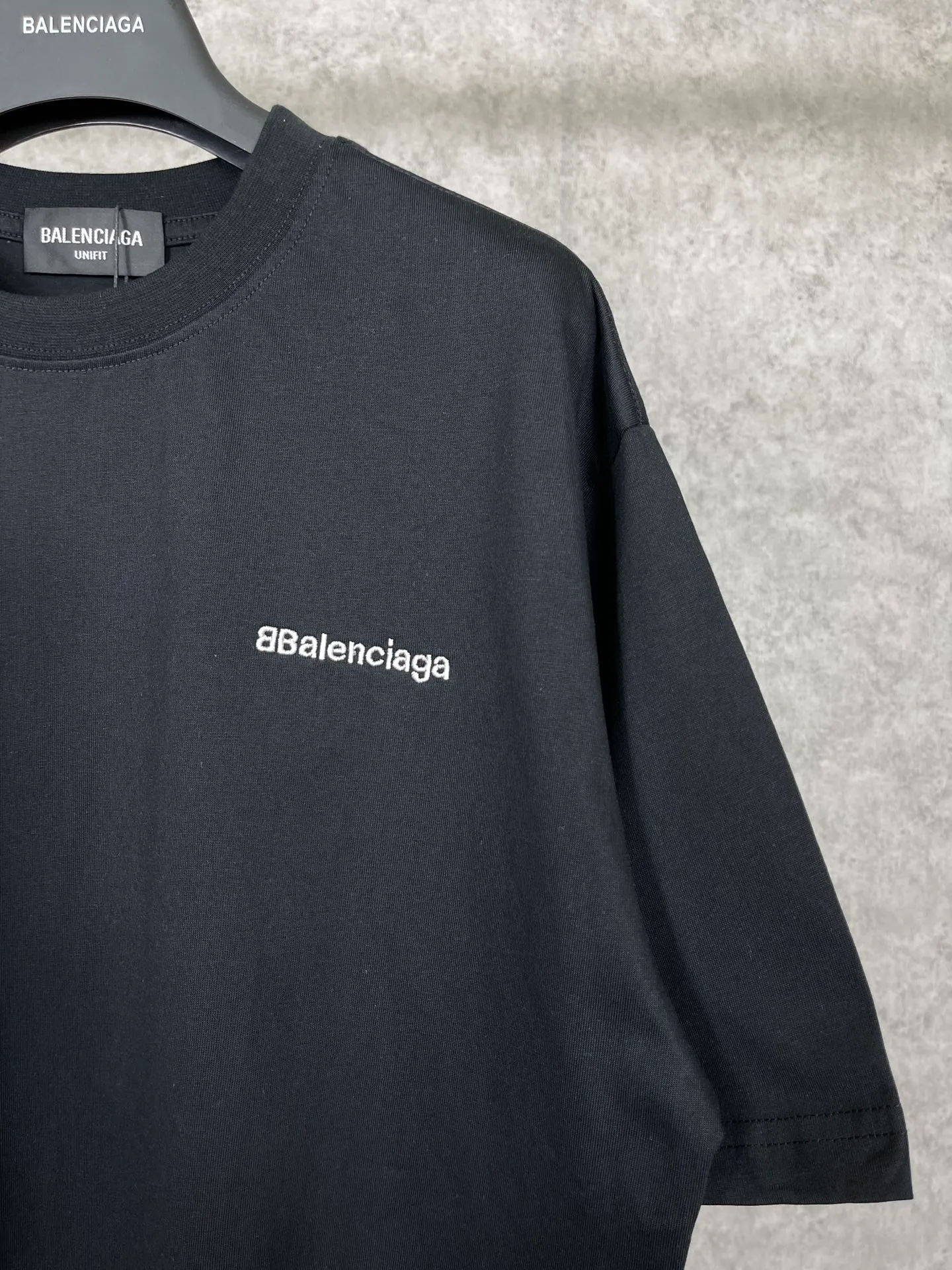 🅿️160 real photos [Top version. Official website quality] BALENCI*GA/Paris#Classic letter BB small English LOGO embroidered short-sleeved T-shirt# The fabric is made of Paris ZP custom-woven and dyed cotton double yarn. Weighing 260 grams, the cloth surface is clean. The cloth pattern is clear, soft and comfortable. The threads are dyed with no color difference. The classic pattern embroidery uses an imported embroidery machine, and the embroidery thread color is embroidered according to the original color. It is produced according to the pictures in the special market. The letters are clear. The three-dimensional effect is strong. The version adopts the OS loose shoulder version. The same style for men and women. Coding: BL223075 Color: Black. White. Khaki. Gray Size: XS to L