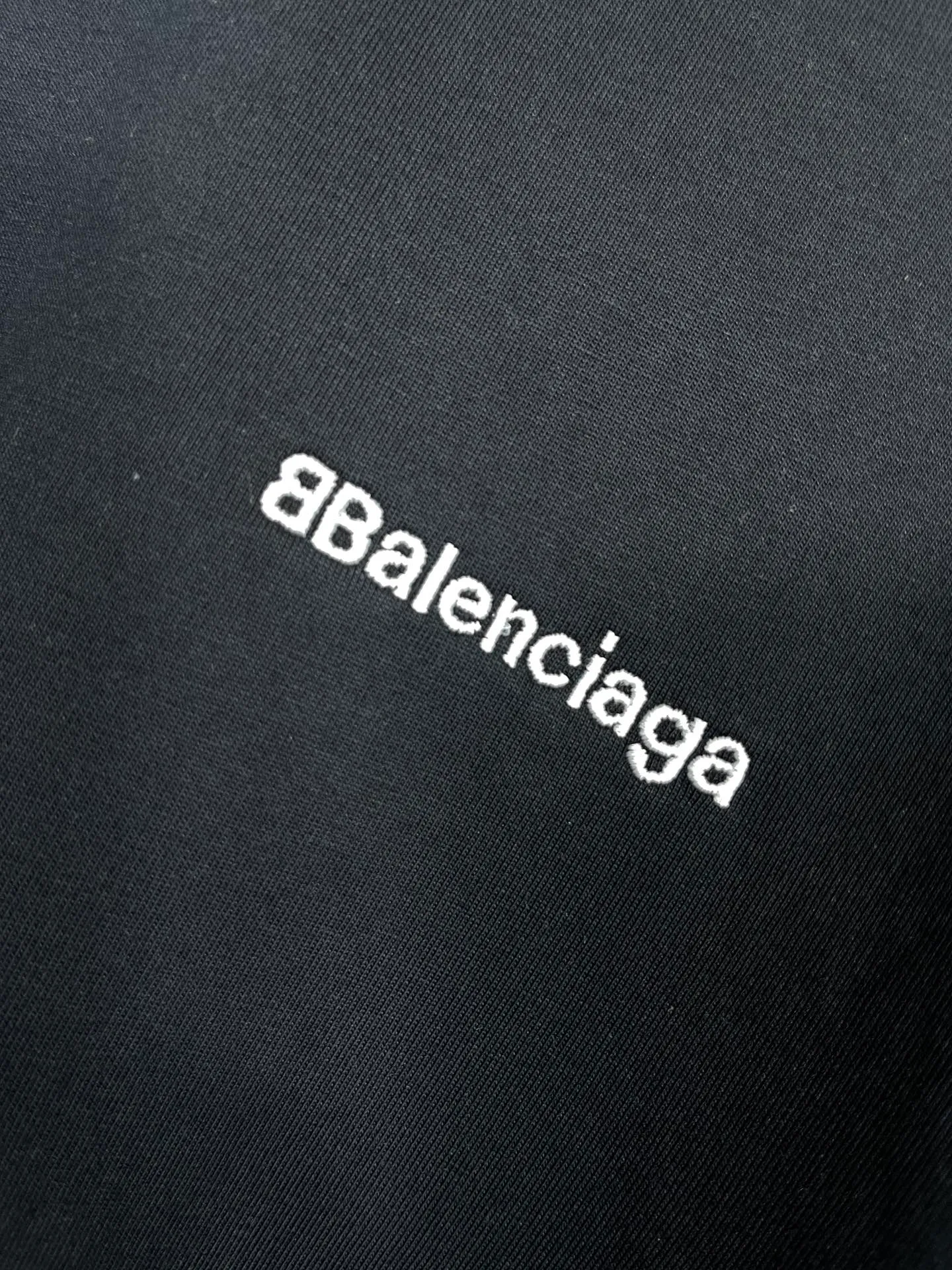 🅿️160 real photos [Top version. Official website quality] BALENCI*GA/Paris#Classic letter BB small English LOGO embroidered short-sleeved T-shirt# The fabric is made of Paris ZP custom-woven and dyed cotton double yarn. Weighing 260 grams, the cloth surface is clean. The cloth pattern is clear, soft and comfortable. The threads are dyed with no color difference. The classic pattern embroidery uses an imported embroidery machine, and the embroidery thread color is embroidered according to the original color. It is produced according to the pictures in the special market. The letters are clear. The three-dimensional effect is strong. The version adopts the OS loose shoulder version. The same style for men and women. Coding: BL223075 Color: Black. White. Khaki. Gray Size: XS to L