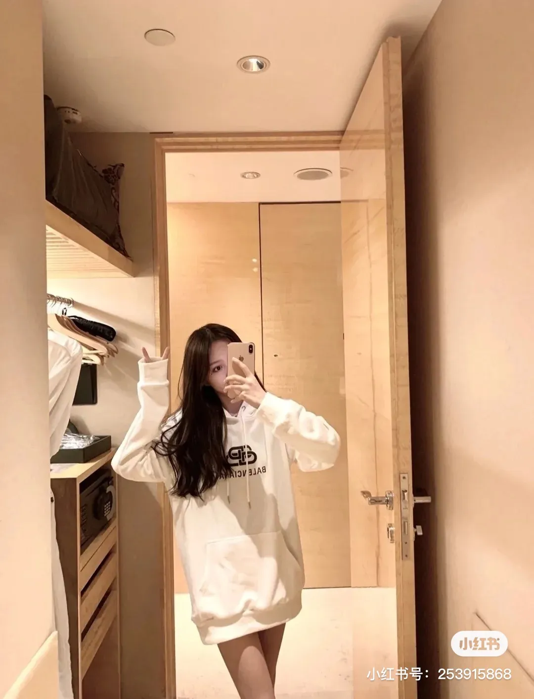 ♻️💯Upper body reference model picture❤️Top tested version BALENCIAGA haze blue lock print hooded sweatshirt [Top tested version] The only correct haze blue snowflake color on the entire network‼ ️Super white and high-end color... -Full set of 1:1 customized original accessories packaging (with logo Sydney paper + new moderator mark + washing + original hangtag) -The entire sweatshirt is made of 460 grams of pure cotton large terry, and the wet weight can reach 480 grams, full of thickness -Note ⚠️This year's Balenciaga hoodie uses embroidered phoenix eyes on the hood‼ ️Eliminating the previous hardware eyes, this is also a detail that distinguishes low-end versions on the market‼ ️The whole piece of clothing, hat rope, thread, and fabric are produced in the same vat with 0 color difference - imported elliptical machine printing is used. Each printing is neatly aligned and the overall printing has no edges. I make every piece of clothing with conscience and strive for excellence in every link. Just to sell a piece of clothing and retain a customer. Although our products are a little more expensive than others, the expensive money is kept in the clothes and is definitely not imported into my pocket.  Color: White Size: XS-L P:410