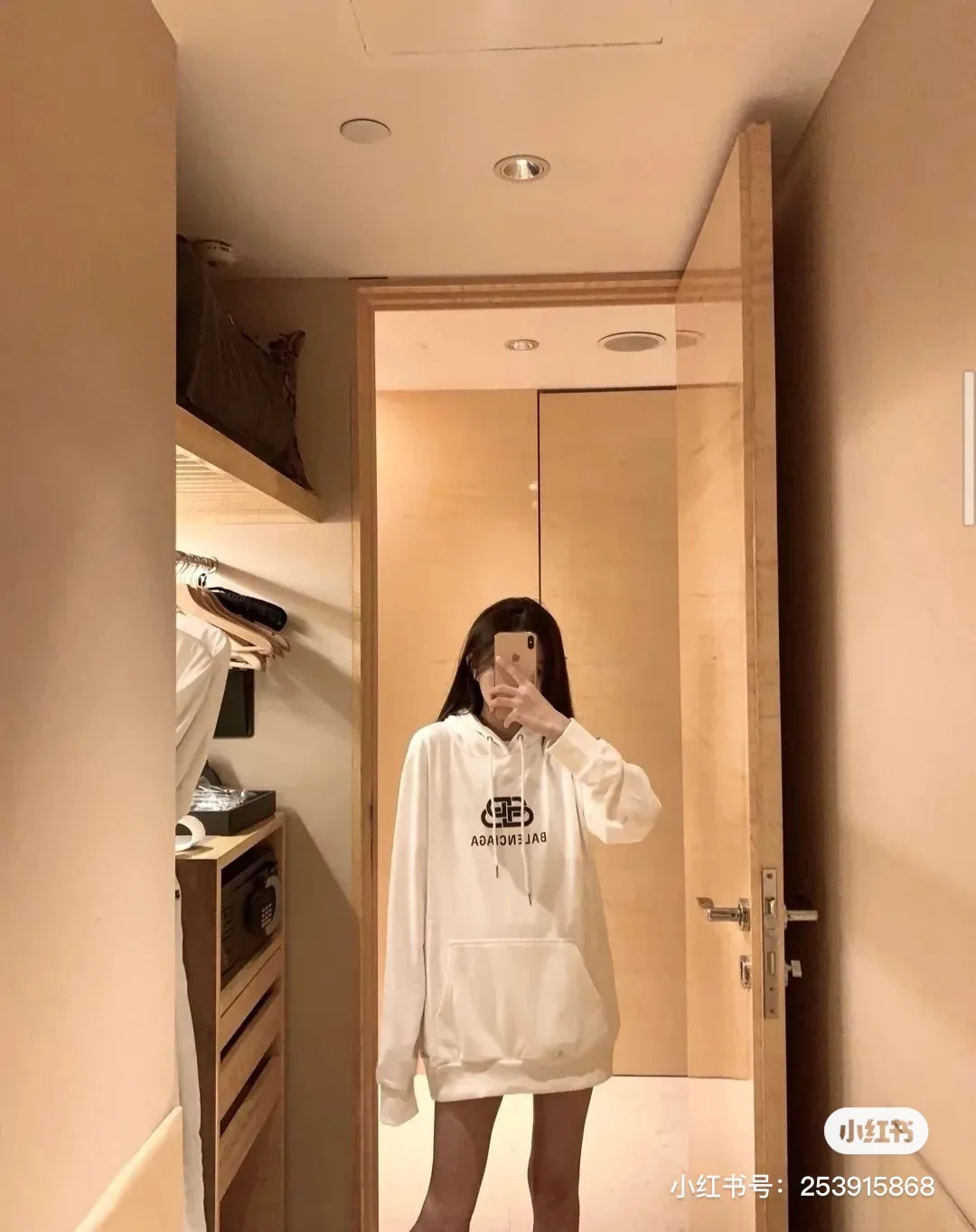 ♻️💯Upper body reference model picture❤️Top tested version BALENCIAGA haze blue lock print hooded sweatshirt [Top tested version] The only correct haze blue snowflake color on the entire network‼ ️Super white and high-end color... -Full set of 1:1 customized original accessories packaging (with logo Sydney paper + new moderator mark + washing + original hangtag) -The entire sweatshirt is made of 460 grams of pure cotton large terry, and the wet weight can reach 480 grams, full of thickness -Note ⚠️This year's Balenciaga hoodie uses embroidered phoenix eyes on the hood‼ ️Eliminating the previous hardware eyes, this is also a detail that distinguishes low-end versions on the market‼ ️The whole piece of clothing, hat rope, thread, and fabric are produced in the same vat with 0 color difference - imported elliptical machine printing is used. Each printing is neatly aligned and the overall printing has no edges. I make every piece of clothing with conscience and strive for excellence in every link. Just to sell a piece of clothing and retain a customer. Although our products are a little more expensive than others, the expensive money is kept in the clothes and is definitely not imported into my pocket.  Color: White Size: XS-L P:410