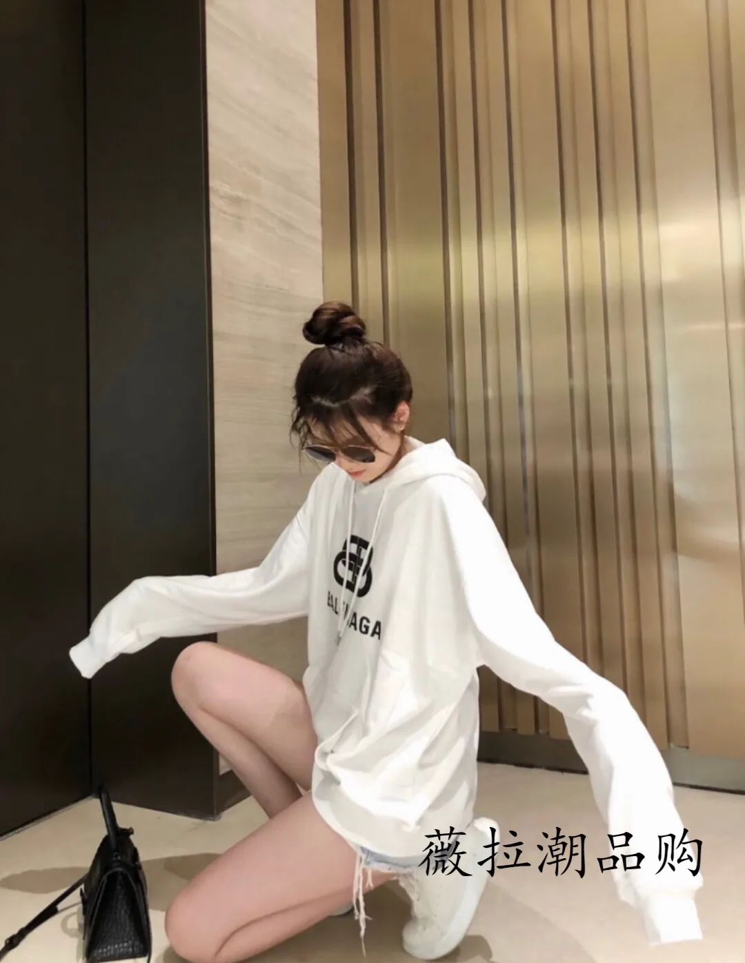 ♻️💯Upper body reference model picture❤️Top tested version BALENCIAGA haze blue lock print hooded sweatshirt [Top tested version] The only correct haze blue snowflake color on the entire network‼ ️Super white and high-end color... -Full set of 1:1 customized original accessories packaging (with logo Sydney paper + new moderator mark + washing + original hangtag) -The entire sweatshirt is made of 460 grams of pure cotton large terry, and the wet weight can reach 480 grams, full of thickness -Note ⚠️This year's Balenciaga hoodie uses embroidered phoenix eyes on the hood‼ ️Eliminating the previous hardware eyes, this is also a detail that distinguishes low-end versions on the market‼ ️The whole piece of clothing, hat rope, thread, and fabric are produced in the same vat with 0 color difference - imported elliptical machine printing is used. Each printing is neatly aligned and the overall printing has no edges. I make every piece of clothing with conscience and strive for excellence in every link. Just to sell a piece of clothing and retain a customer. Although our products are a little more expensive than others, the expensive money is kept in the clothes and is definitely not imported into my pocket.  Color: White Size: XS-L P:410