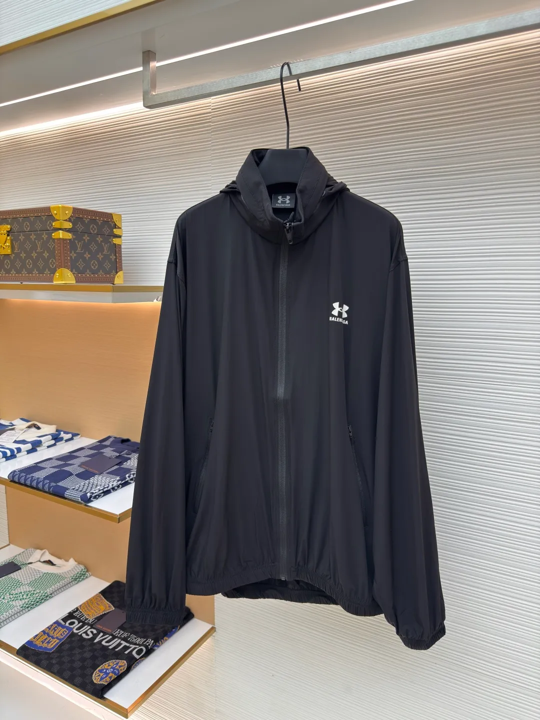 Balenciaga Paris co-branded stretch nylon jacket ●Authentic product: Purchased and developed by 4941 ●Item number: 1680072-B50 ●Fabric: stretch nylon fabric ●Technology: Made on positioning cutting machine ●Version: Loose version ●Weight: about 365 grams ●Size: 46-48-50-52 ●Description: The fabric is made of stretch nylon. Due to the addition of elastic fibers, it has excellent ductility and resilience, which can adapt to physical activities and provide a comfortable wearing experience. Nylon has natural waterproof properties, is easy to clean and dry, and has good anti-wrinkle properties. The front of the jacket is decorated with Under Armor LOGO and B family letters as the main glue printing, which has good wear resistance and washability. The back is also decorated with an enlarged version of the dual brand LOGO and letters. Highlighting the sense of fashion and brand recognition, the printed finished product is comparable to a work of art. A hidden bag is designed under the back collar, which can be opened and closed by a zipper. Due to the light and thin nature of the fabric, the hood can be hidden or opened according to different needs. There is a round beef tendon hat rope with a resin rope head at the neckline for easy adjustment of tightness. The overall wiring is straight and delicate, the fabric is comfortable and soft, and the color is consistent without color difference. It can be matched with the same style to create a fashionable look and control various occasions. Customized accessories, complete with three standards, same style for men and women!