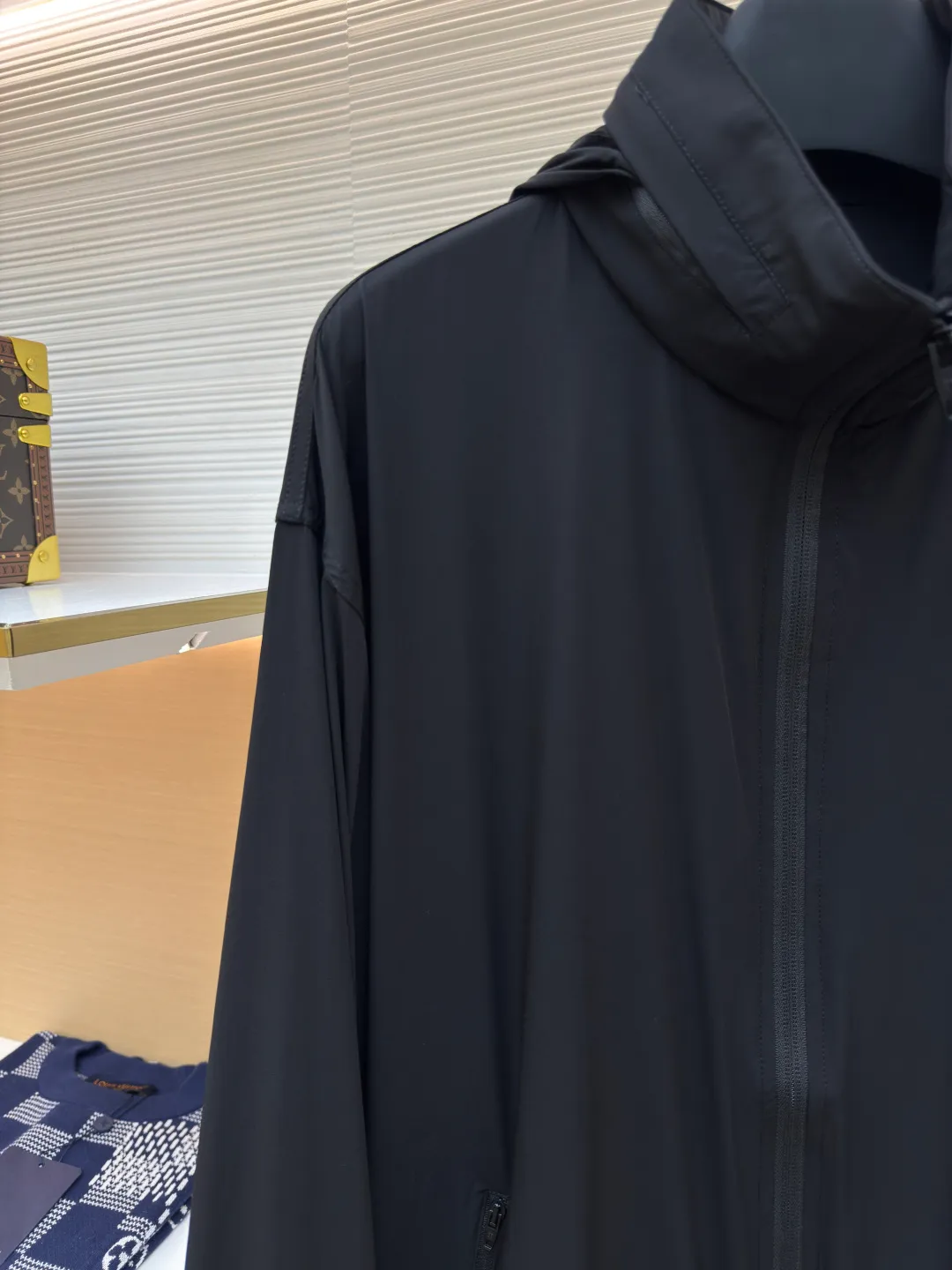 Balenciaga Paris co-branded stretch nylon jacket ●Authentic product: Purchased and developed by 4941 ●Item number: 1680072-B50 ●Fabric: stretch nylon fabric ●Technology: Made on positioning cutting machine ●Version: Loose version ●Weight: about 365 grams ●Size: 46-48-50-52 ●Description: The fabric is made of stretch nylon. Due to the addition of elastic fibers, it has excellent ductility and resilience, which can adapt to physical activities and provide a comfortable wearing experience. Nylon has natural waterproof properties, is easy to clean and dry, and has good anti-wrinkle properties. The front of the jacket is decorated with Under Armor LOGO and B family letters as the main glue printing, which has good wear resistance and washability. The back is also decorated with an enlarged version of the dual brand LOGO and letters. Highlighting the sense of fashion and brand recognition, the printed finished product is comparable to a work of art. A hidden bag is designed under the back collar, which can be opened and closed by a zipper. Due to the light and thin nature of the fabric, the hood can be hidden or opened according to different needs. There is a round beef tendon hat rope with a resin rope head at the neckline for easy adjustment of tightness. The overall wiring is straight and delicate, the fabric is comfortable and soft, and the color is consistent without color difference. It can be matched with the same style to create a fashionable look and control various occasions. Customized accessories, complete with three standards, same style for men and women!