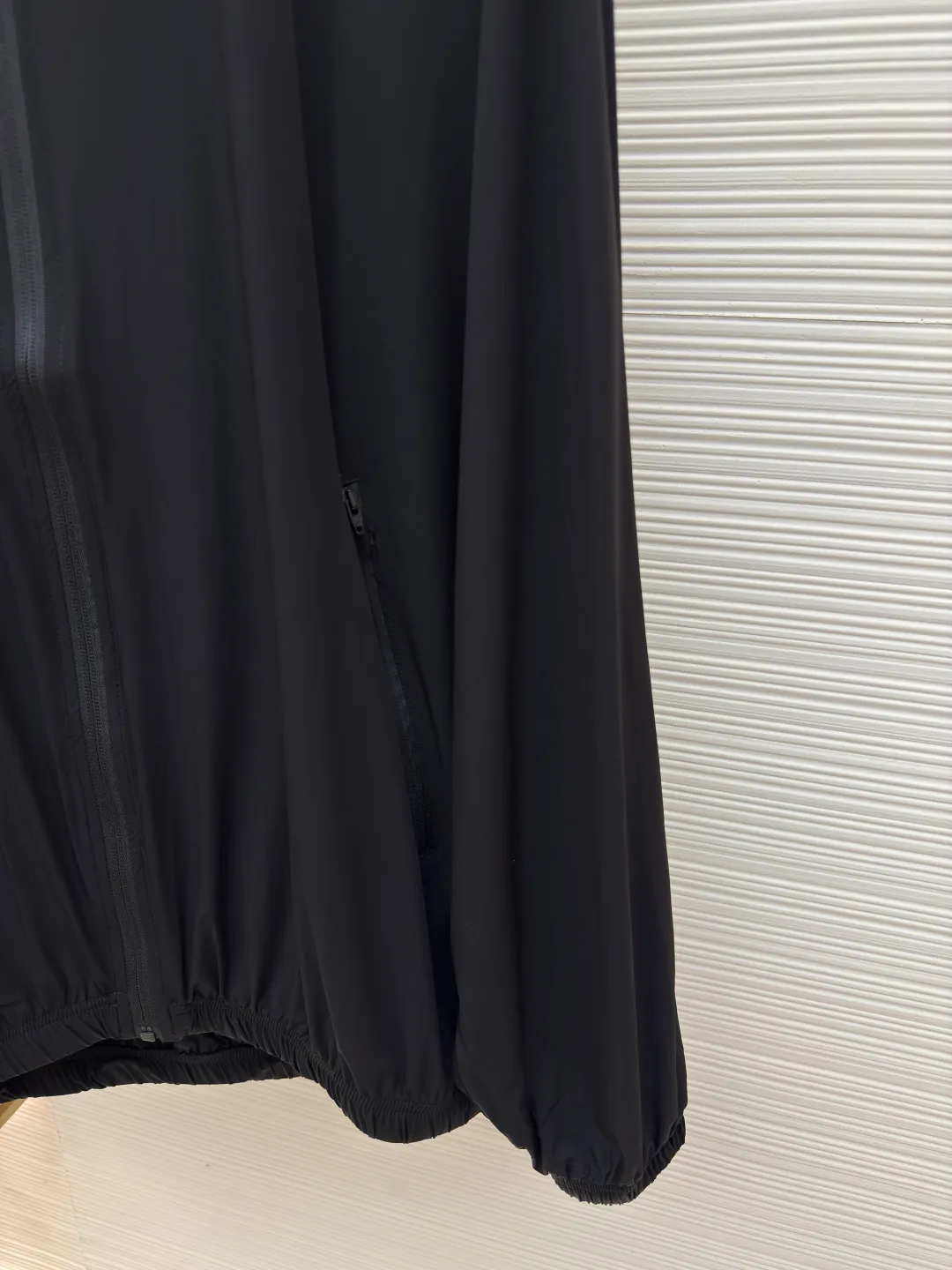 Balenciaga Paris co-branded stretch nylon jacket ●Authentic product: Purchased and developed by 4941 ●Item number: 1680072-B50 ●Fabric: stretch nylon fabric ●Technology: Made on positioning cutting machine ●Version: Loose version ●Weight: about 365 grams ●Size: 46-48-50-52 ●Description: The fabric is made of stretch nylon. Due to the addition of elastic fibers, it has excellent ductility and resilience, which can adapt to physical activities and provide a comfortable wearing experience. Nylon has natural waterproof properties, is easy to clean and dry, and has good anti-wrinkle properties. The front of the jacket is decorated with Under Armor LOGO and B family letters as the main glue printing, which has good wear resistance and washability. The back is also decorated with an enlarged version of the dual brand LOGO and letters. Highlighting the sense of fashion and brand recognition, the printed finished product is comparable to a work of art. A hidden bag is designed under the back collar, which can be opened and closed by a zipper. Due to the light and thin nature of the fabric, the hood can be hidden or opened according to different needs. There is a round beef tendon hat rope with a resin rope head at the neckline for easy adjustment of tightness. The overall wiring is straight and delicate, the fabric is comfortable and soft, and the color is consistent without color difference. It can be matched with the same style to create a fashionable look and control various occasions. Customized accessories, complete with three standards, same style for men and women!