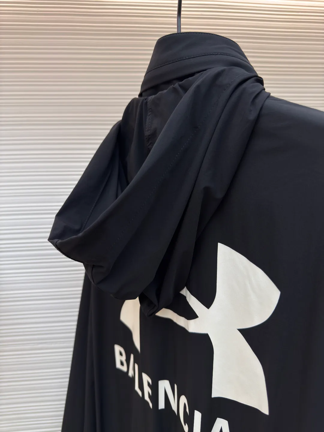 Balenciaga Paris co-branded stretch nylon jacket ●Authentic product: Purchased and developed by 4941 ●Item number: 1680072-B50 ●Fabric: stretch nylon fabric ●Technology: Made on positioning cutting machine ●Version: Loose version ●Weight: about 365 grams ●Size: 46-48-50-52 ●Description: The fabric is made of stretch nylon. Due to the addition of elastic fibers, it has excellent ductility and resilience, which can adapt to physical activities and provide a comfortable wearing experience. Nylon has natural waterproof properties, is easy to clean and dry, and has good anti-wrinkle properties. The front of the jacket is decorated with Under Armor LOGO and B family letters as the main glue printing, which has good wear resistance and washability. The back is also decorated with an enlarged version of the dual brand LOGO and letters. Highlighting the sense of fashion and brand recognition, the printed finished product is comparable to a work of art. A hidden bag is designed under the back collar, which can be opened and closed by a zipper. Due to the light and thin nature of the fabric, the hood can be hidden or opened according to different needs. There is a round beef tendon hat rope with a resin rope head at the neckline for easy adjustment of tightness. The overall wiring is straight and delicate, the fabric is comfortable and soft, and the color is consistent without color difference. It can be matched with the same style to create a fashionable look and control various occasions. Customized accessories, complete with three standards, same style for men and women!