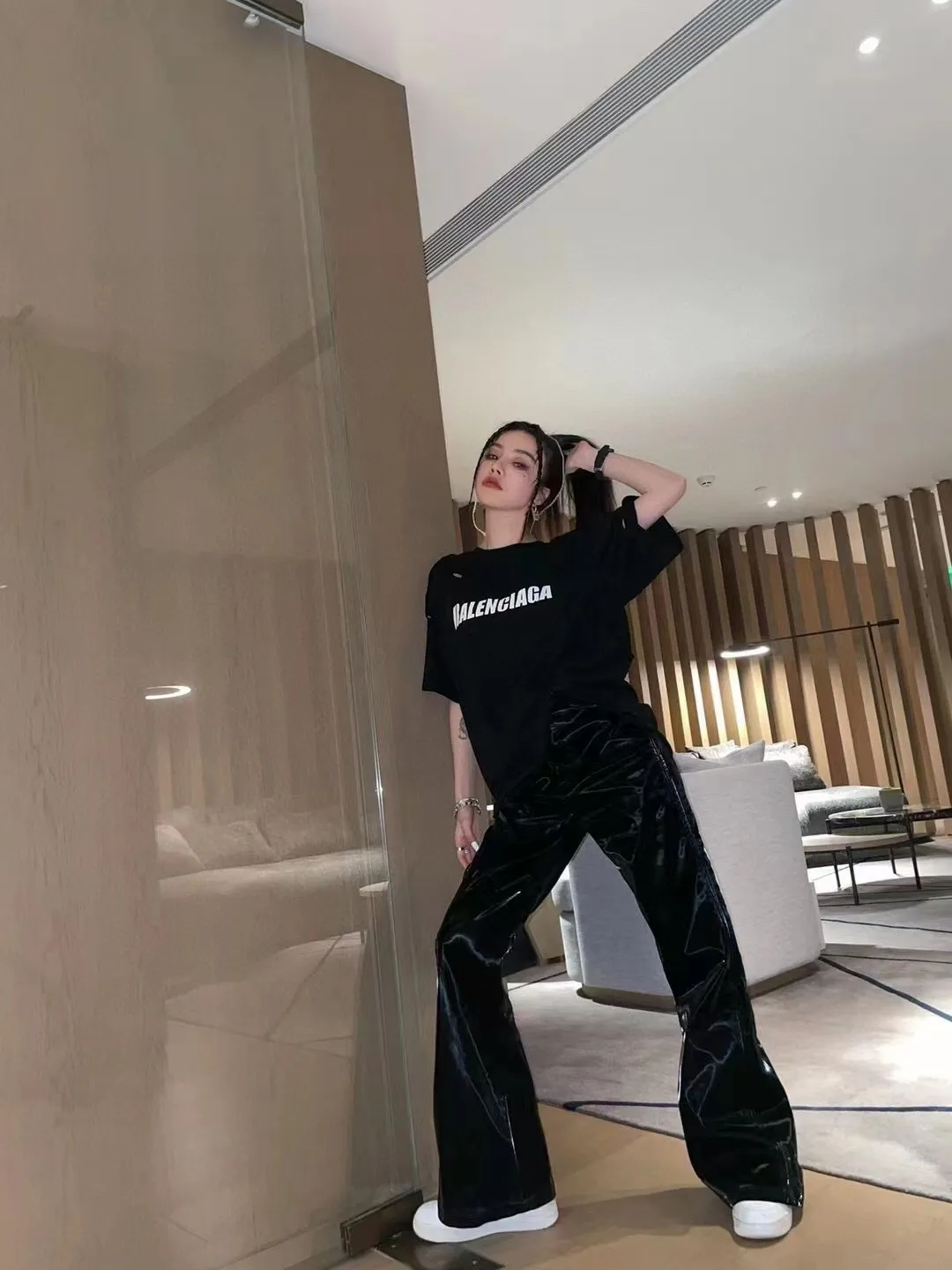 ♻️💯Refer to the model picture for the upper body❤️The top tested version Balenciaga/BALENCIAGA chest crack print logo basic hole wash burst pattern male and female couple stars the same style pure cotton short-sleeved T-shirt custom-woven and dyed fabric, guaranteed to have no color difference with the genuine product, the collar thread is also dyed in the same vat. The holes on the neckline are manually rubbed, and the holes on the chest, front and back are all laser holes to ensure that the holes will not deform or wrinkle.  Made of 280g 24-count combed tightly siro-spun plain fabric, the front panel is printed with a glue-pulling effect, and imported transparent slurry is used to scrape the bottom to make the printing cracks feel even.  Color: Gray Red Blue Black White Size: XS-L P:260