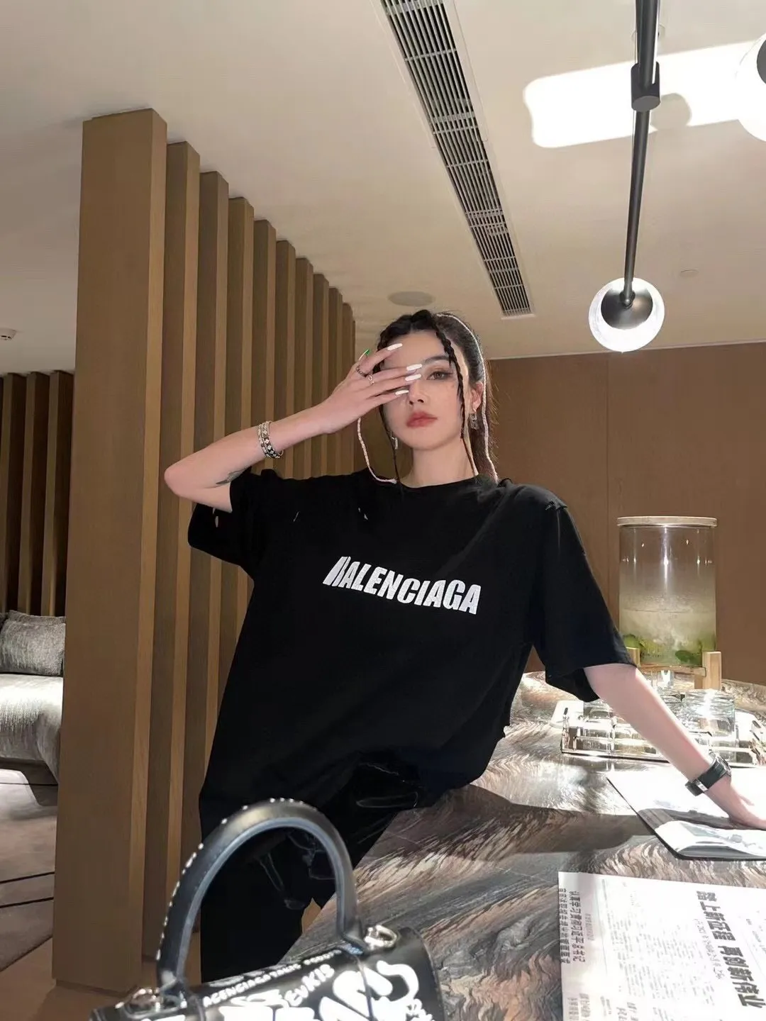 ♻️💯Refer to the model picture for the upper body❤️The top tested version Balenciaga/BALENCIAGA chest crack print logo basic hole wash burst pattern male and female couple stars the same style pure cotton short-sleeved T-shirt custom-woven and dyed fabric, guaranteed to have no color difference with the genuine product, the collar thread is also dyed in the same vat. The holes on the neckline are manually rubbed, and the holes on the chest, front and back are all laser holes to ensure that the holes will not deform or wrinkle.  Made of 280g 24-count combed tightly siro-spun plain fabric, the front panel is printed with a glue-pulling effect, and imported transparent slurry is used to scrape the bottom to make the printing cracks feel even.  Color: Gray Red Blue Black White Size: XS-L P:260