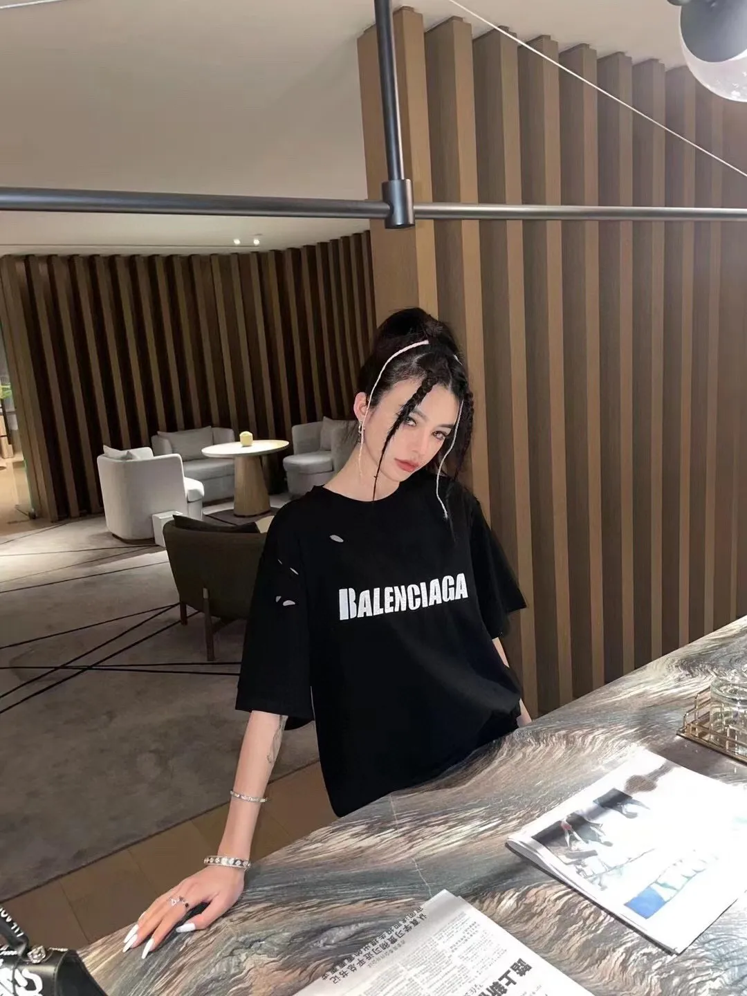 ♻️💯Refer to the model picture for the upper body❤️The top tested version Balenciaga/BALENCIAGA chest crack print logo basic hole wash burst pattern male and female couple stars the same style pure cotton short-sleeved T-shirt custom-woven and dyed fabric, guaranteed to have no color difference with the genuine product, the collar thread is also dyed in the same vat. The holes on the neckline are manually rubbed, and the holes on the chest, front and back are all laser holes to ensure that the holes will not deform or wrinkle.  Made of 280g 24-count combed tightly siro-spun plain fabric, the front panel is printed with a glue-pulling effect, and imported transparent slurry is used to scrape the bottom to make the printing cracks feel even.  Color: Gray Red Blue Black White Size: XS-L P:260