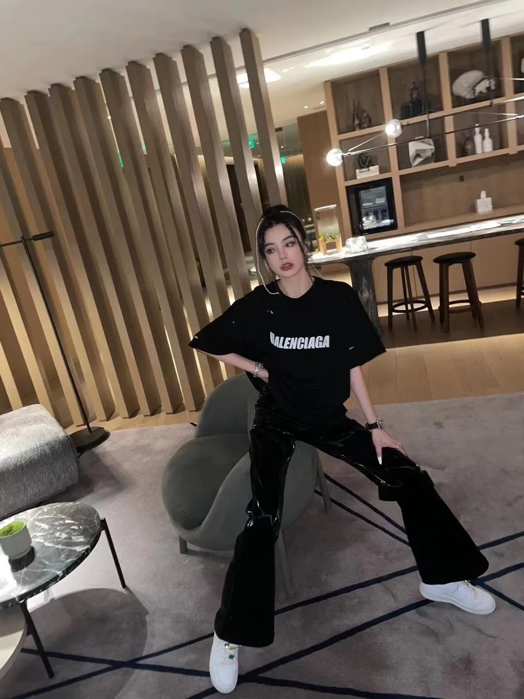 ♻️💯Refer to the model picture for the upper body❤️The top tested version Balenciaga/BALENCIAGA chest crack print logo basic hole wash burst pattern male and female couple stars the same style pure cotton short-sleeved T-shirt custom-woven and dyed fabric, guaranteed to have no color difference with the genuine product, the collar thread is also dyed in the same vat. The holes on the neckline are manually rubbed, and the holes on the chest, front and back are all laser holes to ensure that the holes will not deform or wrinkle.  Made of 280g 24-count combed tightly siro-spun plain fabric, the front panel is printed with a glue-pulling effect, and imported transparent slurry is used to scrape the bottom to make the printing cracks feel even.  Color: Gray Red Blue Black White Size: XS-L P:260