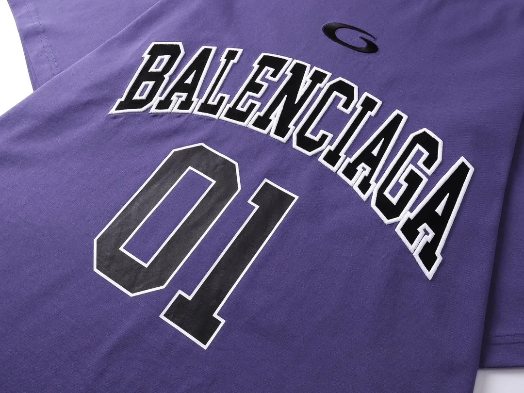 🅿️210 Actual pictures [Top version. Official website quality] BALENCI*GA/Paris.SS25 latest basketball uniform embroidered printed long-sleeved T-shirt. The front embroidery is embroidered and printed using a Tajima computer embroidery machine, the lower left corner is stamped, and the back piece is printed. Brick cabinets are synchronized. Genuine products are developed at the first time. The fabric is made of Paris ZP custom-woven and dyed cotton double yarn. Weighing 260 grams, the cloth surface is clean. The cloth pattern is clear, soft and comfortable. The threads are dyed with no color difference. The printing uses environmentally friendly imported materials, the letters are clear and the effect is three-dimensional. The version adopts OS loose shoulder design. Same style for men and women. Code: BL253626 Color: black, white, orchid, purple, yellow, green. Size: XS S M L