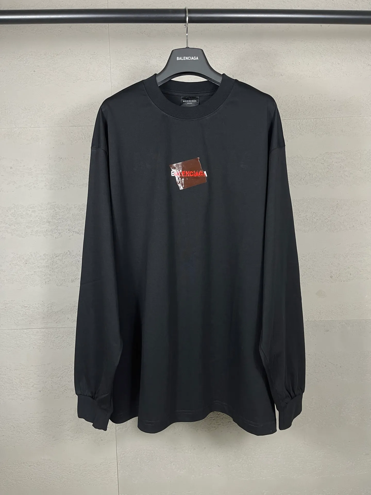 🅿️230 real photos [Top version. Official website quality] BALENCI*GA/Paris #2025 new style long-sleeved T-shirt with embroidered front and rear letter LOGO tape, full of design. Comparisons are welcome. The fabric is made of Paris ZP custom-woven and dyed cotton double yarn, weight 260 grams, clean cloth surface, clear cloth pattern, soft and comfortable. The threads are dyed with no color difference. The classic letter LOGO is embroidered with imported Tajima embroidery machine. The tape is stamped with imported transparent glue. The effect is three-dimensional. Restore the brick cabinet, adopt OS loose shoulder style. Same style for men and women. Code: BL255091 Color: Black Size: XS S M L