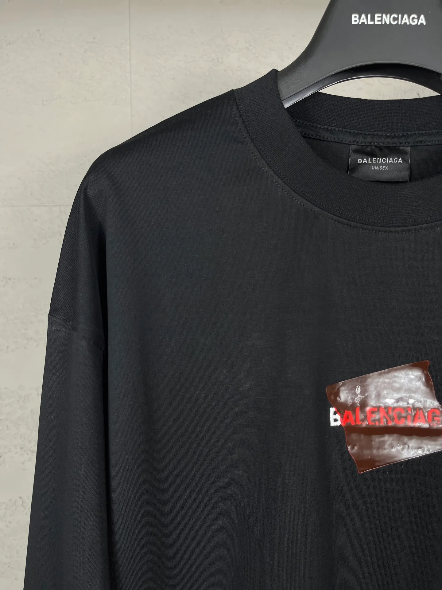 🅿️230 real photos [Top version. Official website quality] BALENCI*GA/Paris #2025 new style long-sleeved T-shirt with embroidered front and rear letter LOGO tape, full of design. Comparisons are welcome. The fabric is made of Paris ZP custom-woven and dyed cotton double yarn, weight 260 grams, clean cloth surface, clear cloth pattern, soft and comfortable. The threads are dyed with no color difference. The classic letter LOGO is embroidered with imported Tajima embroidery machine. The tape is stamped with imported transparent glue. The effect is three-dimensional. Restore the brick cabinet, adopt OS loose shoulder style. Same style for men and women. Code: BL255091 Color: Black Size: XS S M L