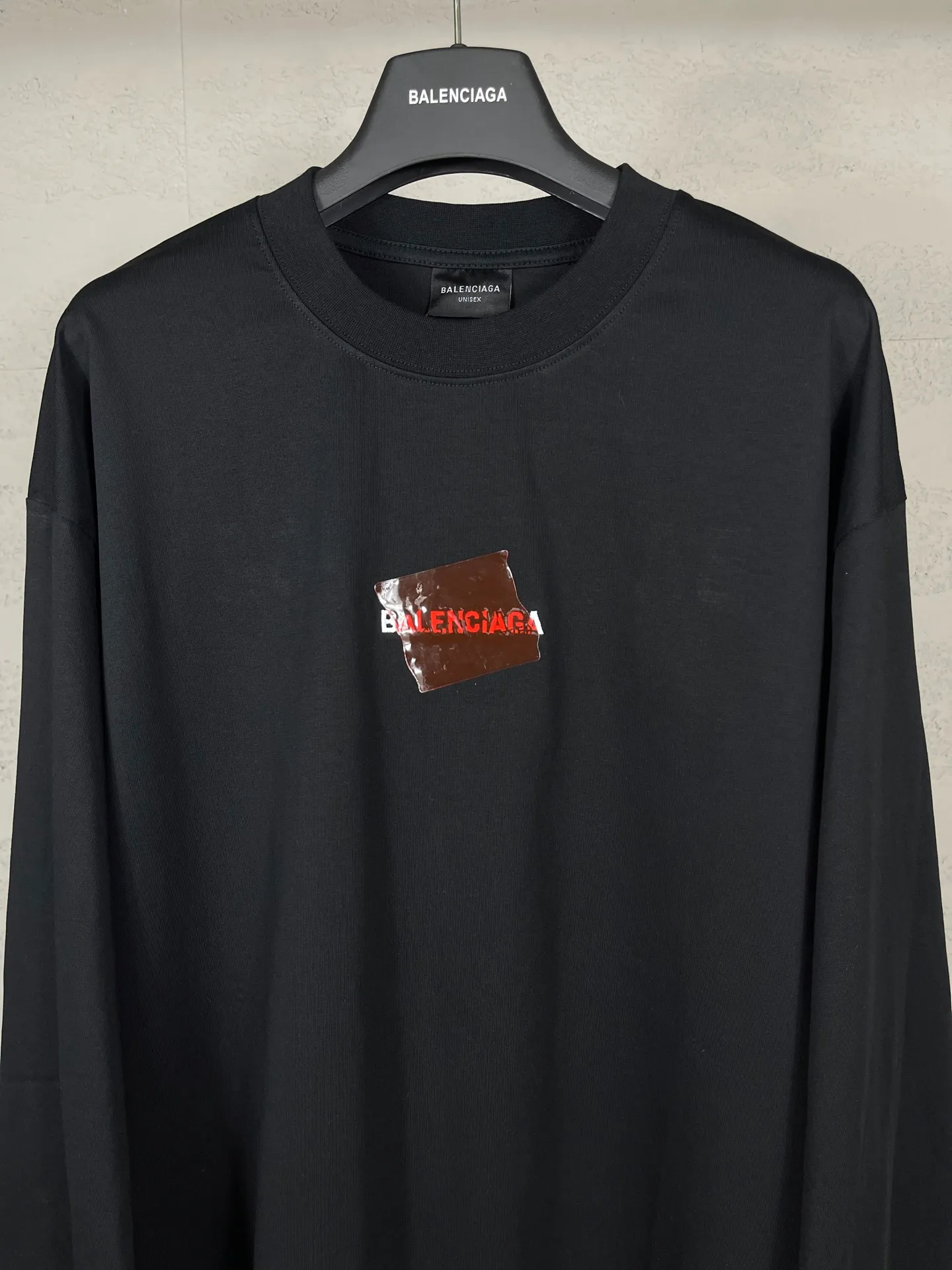 🅿️230 real photos [Top version. Official website quality] BALENCI*GA/Paris #2025 new style long-sleeved T-shirt with embroidered front and rear letter LOGO tape, full of design. Comparisons are welcome. The fabric is made of Paris ZP custom-woven and dyed cotton double yarn, weight 260 grams, clean cloth surface, clear cloth pattern, soft and comfortable. The threads are dyed with no color difference. The classic letter LOGO is embroidered with imported Tajima embroidery machine. The tape is stamped with imported transparent glue. The effect is three-dimensional. Restore the brick cabinet, adopt OS loose shoulder style. Same style for men and women. Code: BL255091 Color: Black Size: XS S M L