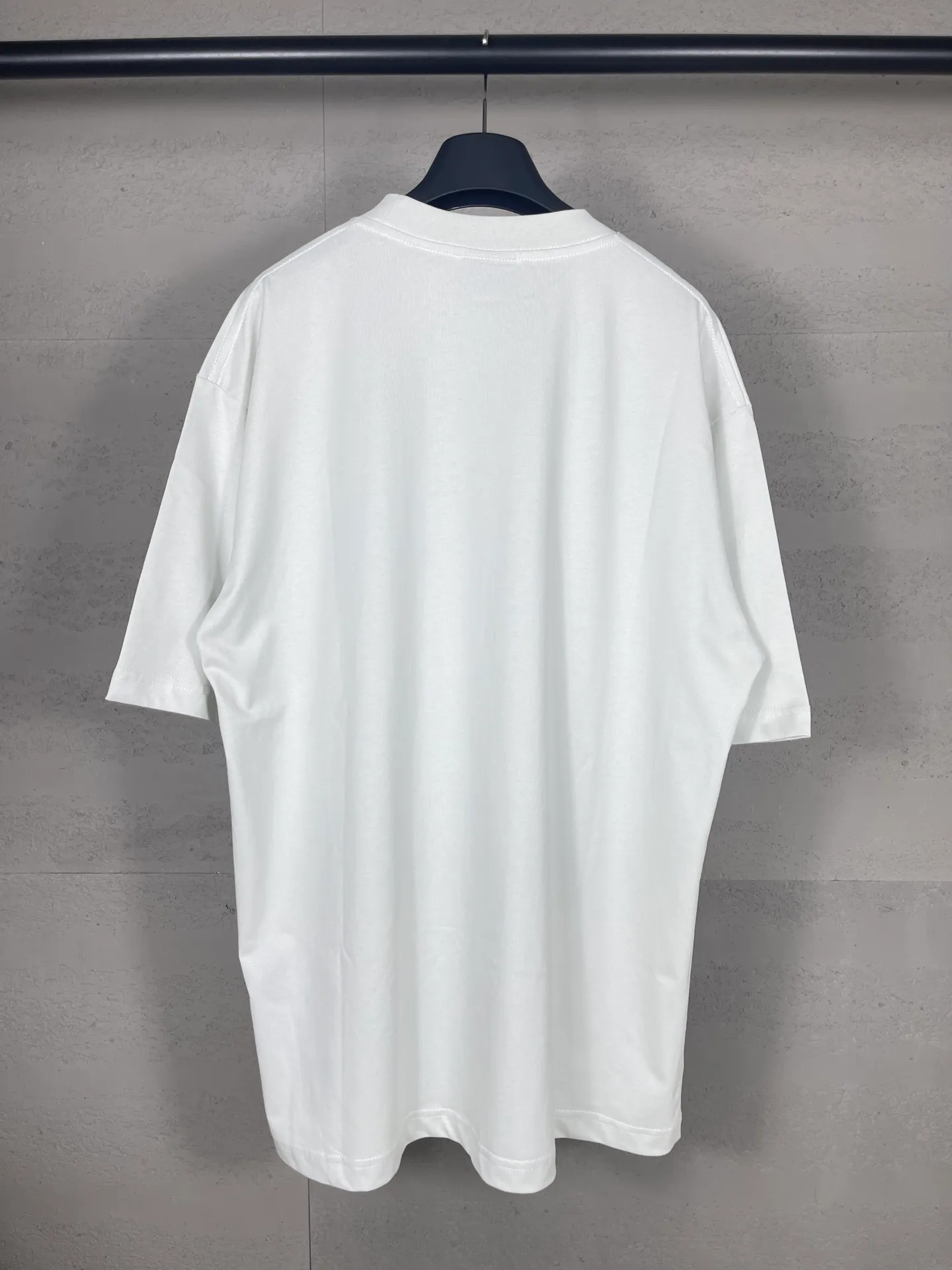 🅿️166 real photos [Top version. Official website quality] BALENCI*GA/Paris. 2024 limited edition. 520 limited WI-FI catwalk style printed short-sleeved T-shirt. Brick cabinet synchronization. Genuine product developed at the first time, happy to print and compare! The fabric is made of Paris ZP custom-woven and dyed cotton double yarn. Weighing 260 grams, the cloth surface is clean. The cloth pattern is clear, soft and comfortable. The threads are dyed with no color difference. The printing uses environmentally friendly imported materials. The letters are clear and the effect is three-dimensional. The version adopts OS loose shoulder design. Same style for men and women. Code: BL223368 Color: black. Off-white Size: XS to L