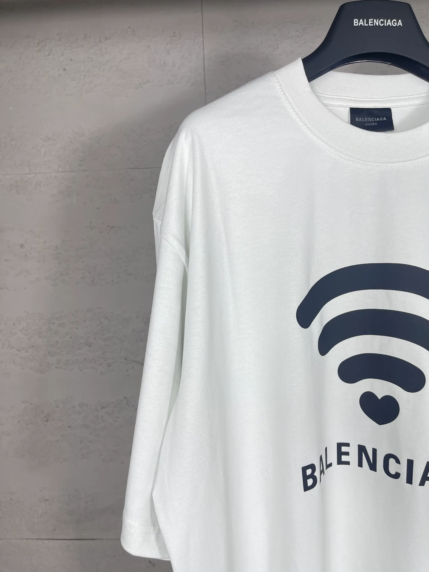 🅿️166 real photos [Top version. Official website quality] BALENCI*GA/Paris. 2024 limited edition. 520 limited WI-FI catwalk style printed short-sleeved T-shirt. Brick cabinet synchronization. Genuine product developed at the first time, happy to print and compare! The fabric is made of Paris ZP custom-woven and dyed cotton double yarn. Weighing 260 grams, the cloth surface is clean. The cloth pattern is clear, soft and comfortable. The threads are dyed with no color difference. The printing uses environmentally friendly imported materials. The letters are clear and the effect is three-dimensional. The version adopts OS loose shoulder design. Same style for men and women. Code: BL223368 Color: black. Off-white Size: XS to L