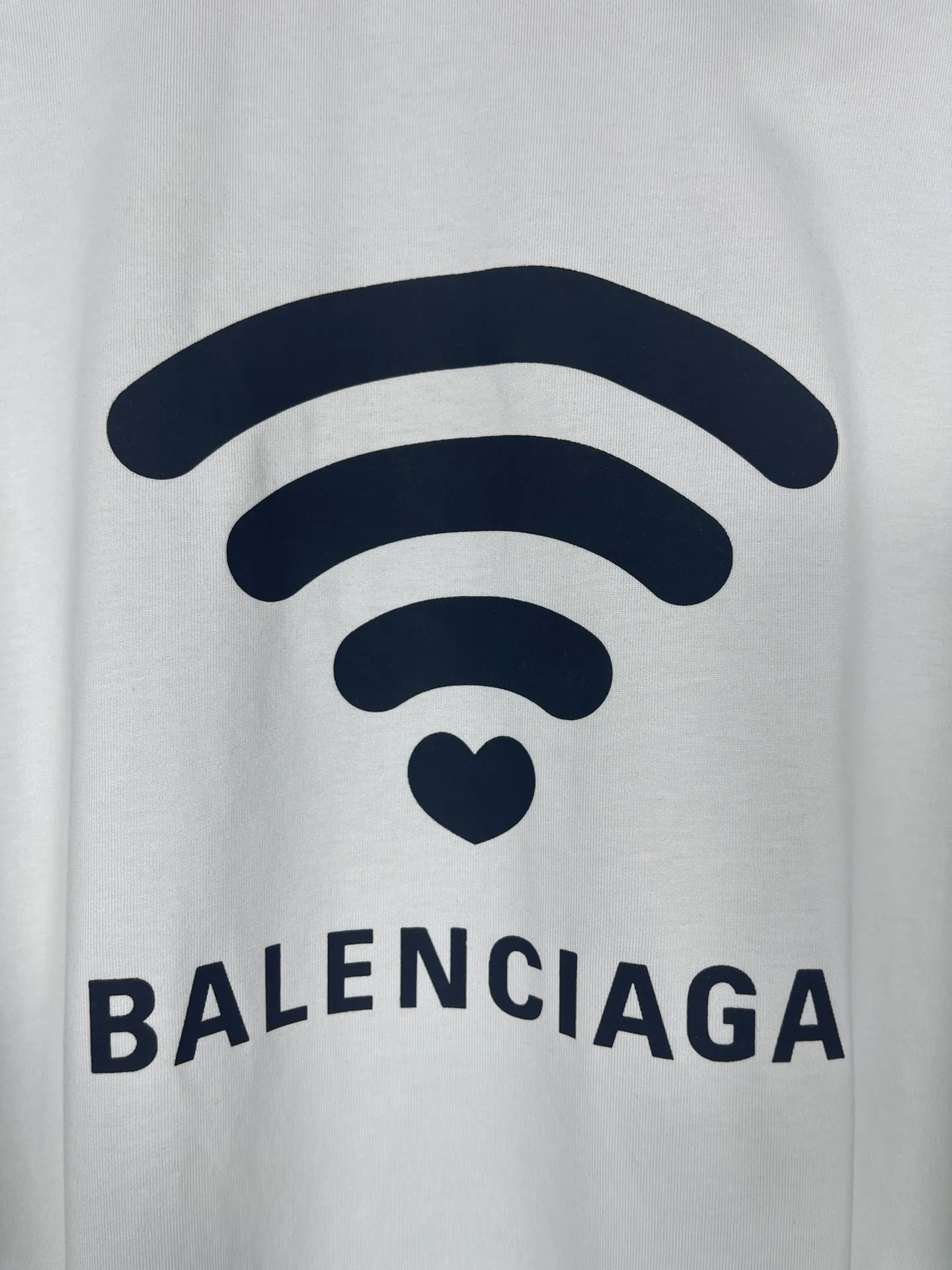 🅿️166 real photos [Top version. Official website quality] BALENCI*GA/Paris. 2024 limited edition. 520 limited WI-FI catwalk style printed short-sleeved T-shirt. Brick cabinet synchronization. Genuine product developed at the first time, happy to print and compare! The fabric is made of Paris ZP custom-woven and dyed cotton double yarn. Weighing 260 grams, the cloth surface is clean. The cloth pattern is clear, soft and comfortable. The threads are dyed with no color difference. The printing uses environmentally friendly imported materials. The letters are clear and the effect is three-dimensional. The version adopts OS loose shoulder design. Same style for men and women. Code: BL223368 Color: black. Off-white Size: XS to L
