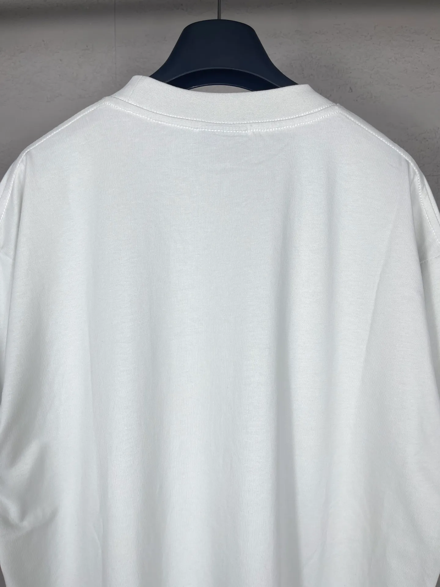 🅿️166 real photos [Top version. Official website quality] BALENCI*GA/Paris. 2024 limited edition. 520 limited WI-FI catwalk style printed short-sleeved T-shirt. Brick cabinet synchronization. Genuine product developed at the first time, happy to print and compare! The fabric is made of Paris ZP custom-woven and dyed cotton double yarn. Weighing 260 grams, the cloth surface is clean. The cloth pattern is clear, soft and comfortable. The threads are dyed with no color difference. The printing uses environmentally friendly imported materials. The letters are clear and the effect is three-dimensional. The version adopts OS loose shoulder design. Same style for men and women. Code: BL223368 Color: black. Off-white Size: XS to L