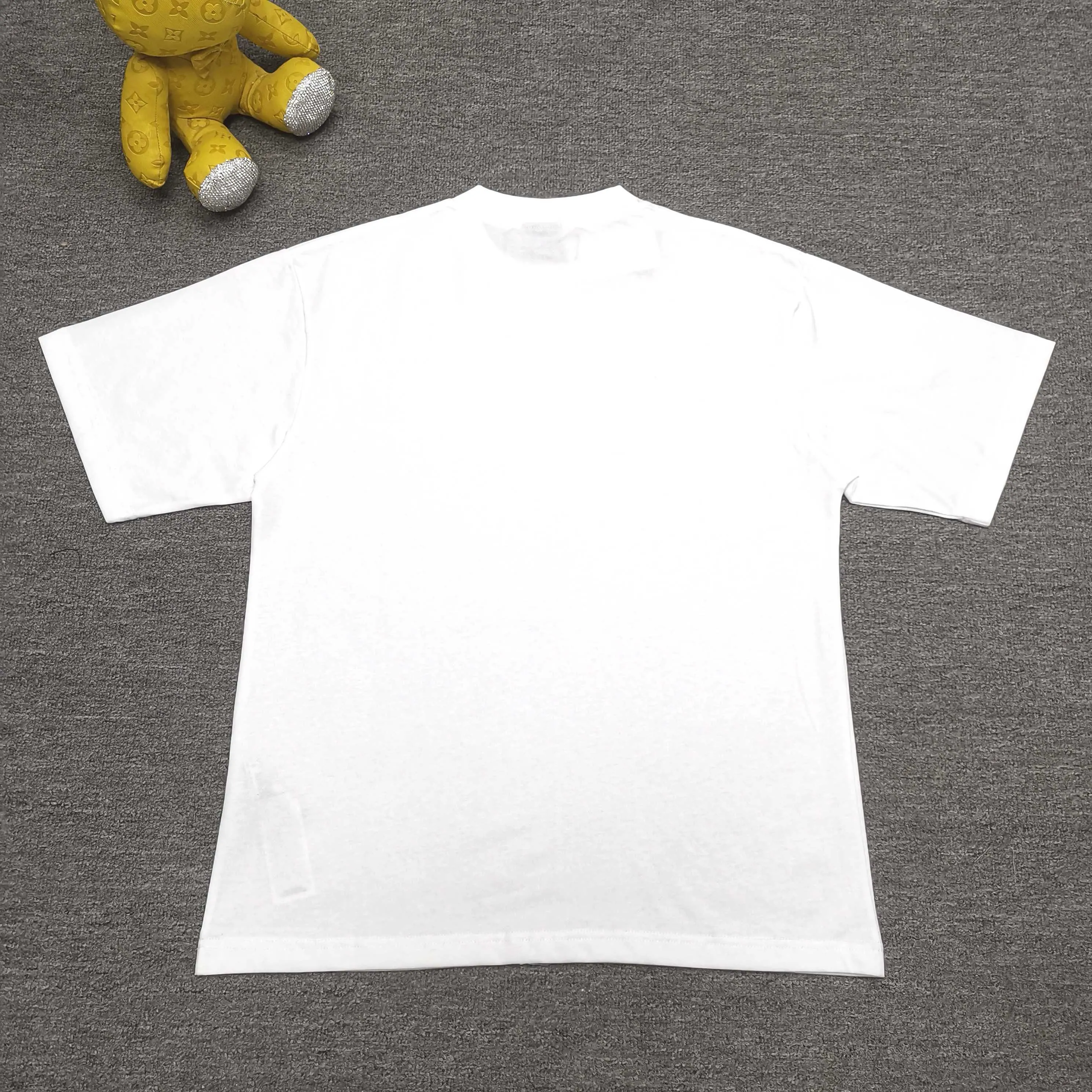 [Top version. Official website quality] BALENCI*GA/Paris. SS25 latest model, Paris.. Label 520 printed short-sleeved T-shirt. Brick cabinet synchronization. Genuine product developed at the first time, welcome to compare! The fabric is made of Paris ZP custom-woven and dyed cotton double yarn. Weighing 260 grams, the cloth surface is clean. The cloth pattern is clear, soft and comfortable. The threads are dyed with no color difference. The printing uses environmentally friendly imported rubber paddles. The letters are clear and the effect is three-dimensional. The version adopts OS loose shoulder design. Same style for men and women. Color: black, white. Size: XS S M L P240