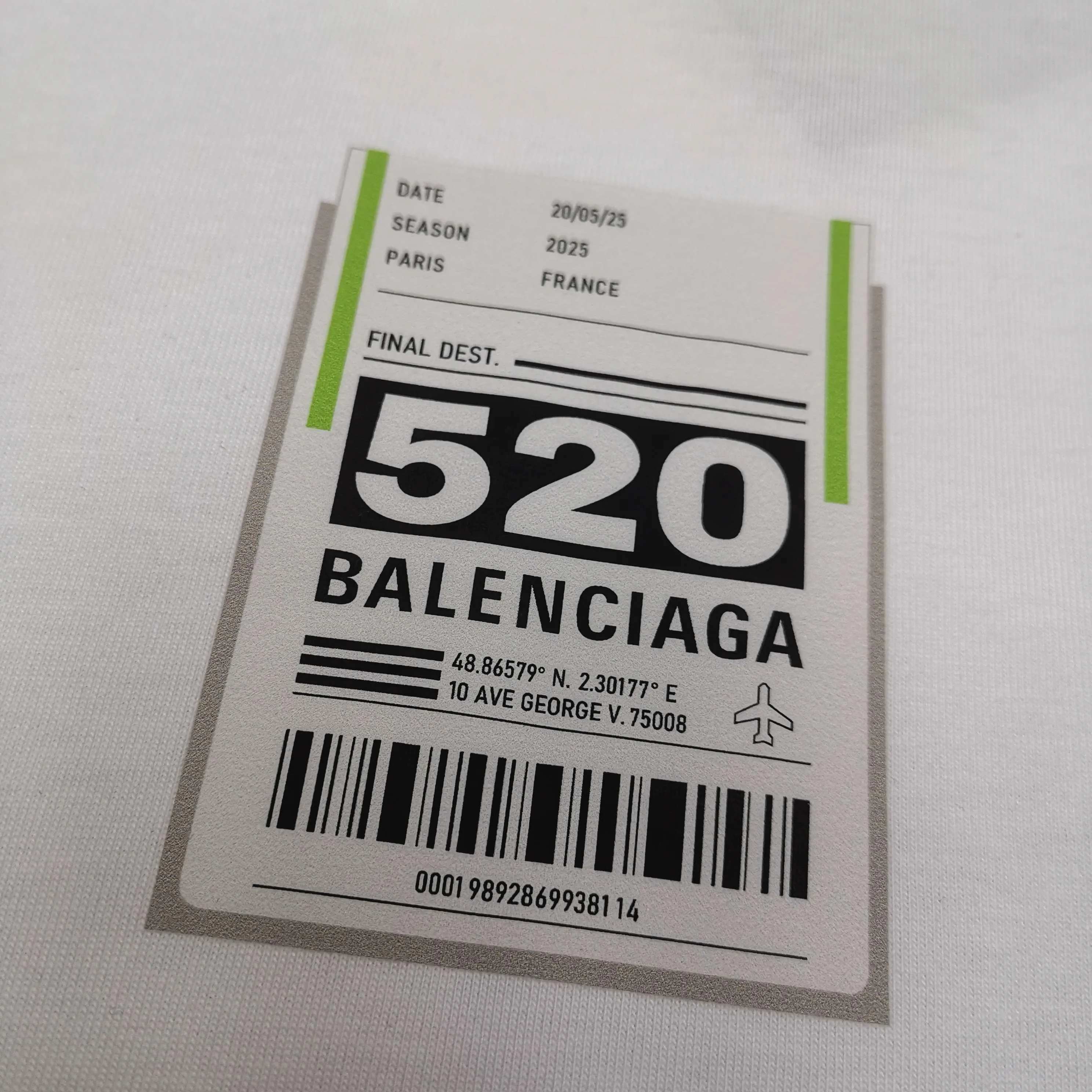 [Top version. Official website quality] BALENCI*GA/Paris. SS25 latest model, Paris.. Label 520 printed short-sleeved T-shirt. Brick cabinet synchronization. Genuine product developed at the first time, welcome to compare! The fabric is made of Paris ZP custom-woven and dyed cotton double yarn. Weighing 260 grams, the cloth surface is clean. The cloth pattern is clear, soft and comfortable. The threads are dyed with no color difference. The printing uses environmentally friendly imported rubber paddles. The letters are clear and the effect is three-dimensional. The version adopts OS loose shoulder design. Same style for men and women. Color: black, white. Size: XS S M L P240