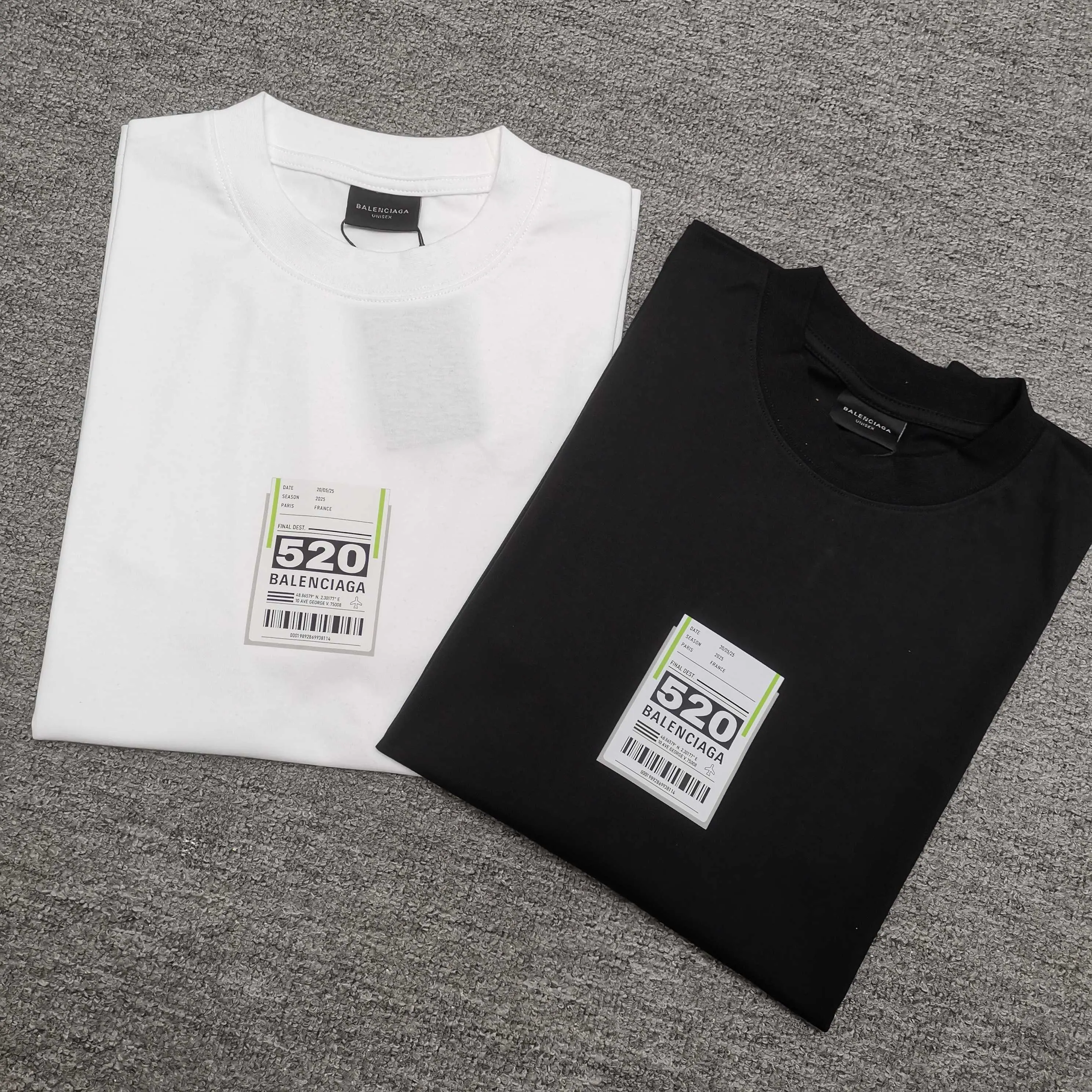 [Top version. Official website quality] BALENCI*GA/Paris. SS25 latest model, Paris.. Label 520 printed short-sleeved T-shirt. Brick cabinet synchronization. Genuine product developed at the first time, welcome to compare! The fabric is made of Paris ZP custom-woven and dyed cotton double yarn. Weighing 260 grams, the cloth surface is clean. The cloth pattern is clear, soft and comfortable. The threads are dyed with no color difference. The printing uses environmentally friendly imported rubber paddles. The letters are clear and the effect is three-dimensional. The version adopts OS loose shoulder design. Same style for men and women. Color: black, white. Size: XS S M L P240