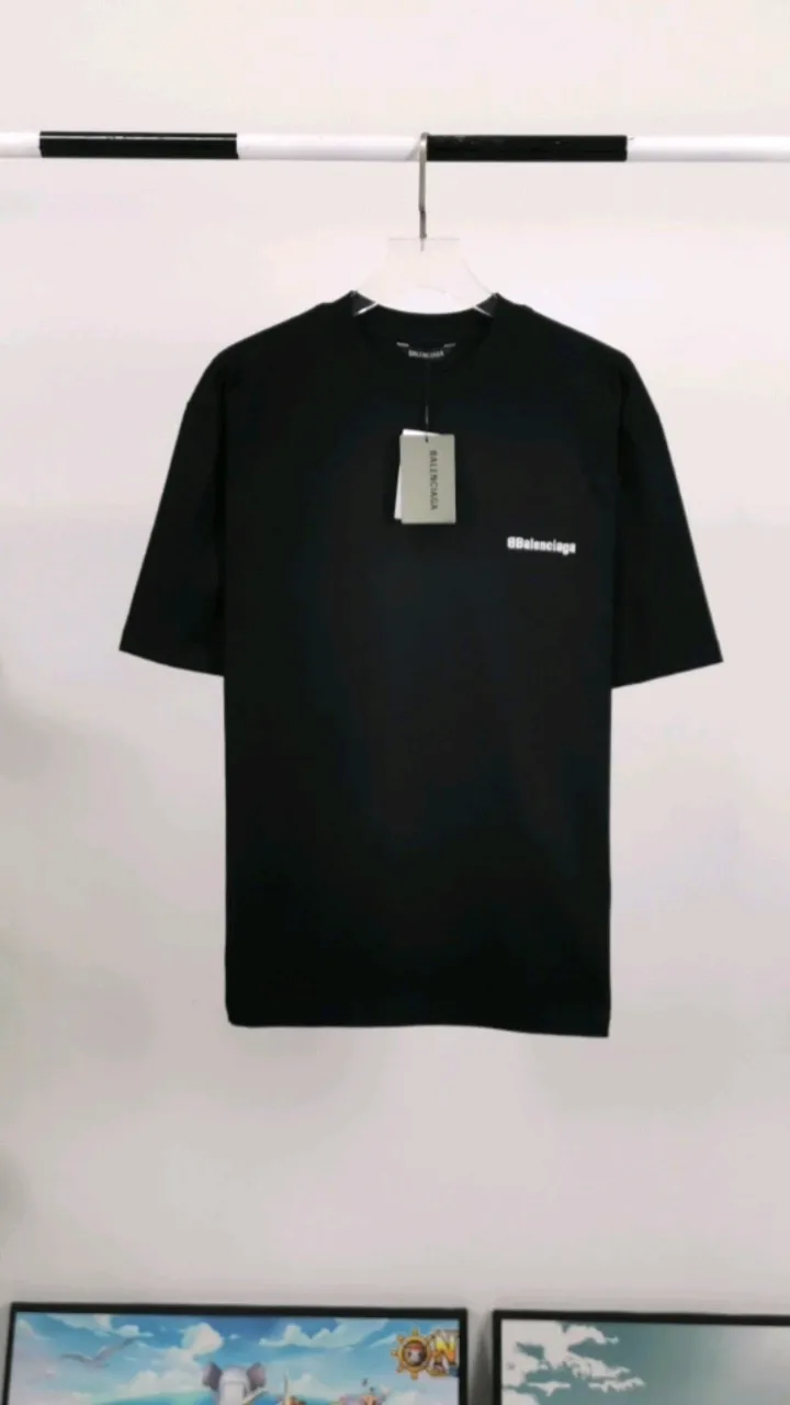 Real shot of the video————The top tested version of BALENCIAGA basic embroidered logo pure cotton loose-fitting fashion brand short-sleeves for men and women. Fabric: 32S 280g super heavy fabric, ready-to-wear wash, soft and comfortable to the touch. Printing: Japanese Tajima embroidery technology is used, the embroidery is accurate, the printing is meticulous and full, and there is no thread skipping. Accessories: Customized full set of BLCG accessories Color: Fluorescent green black gray dark khaki white Size: XS-L P:240