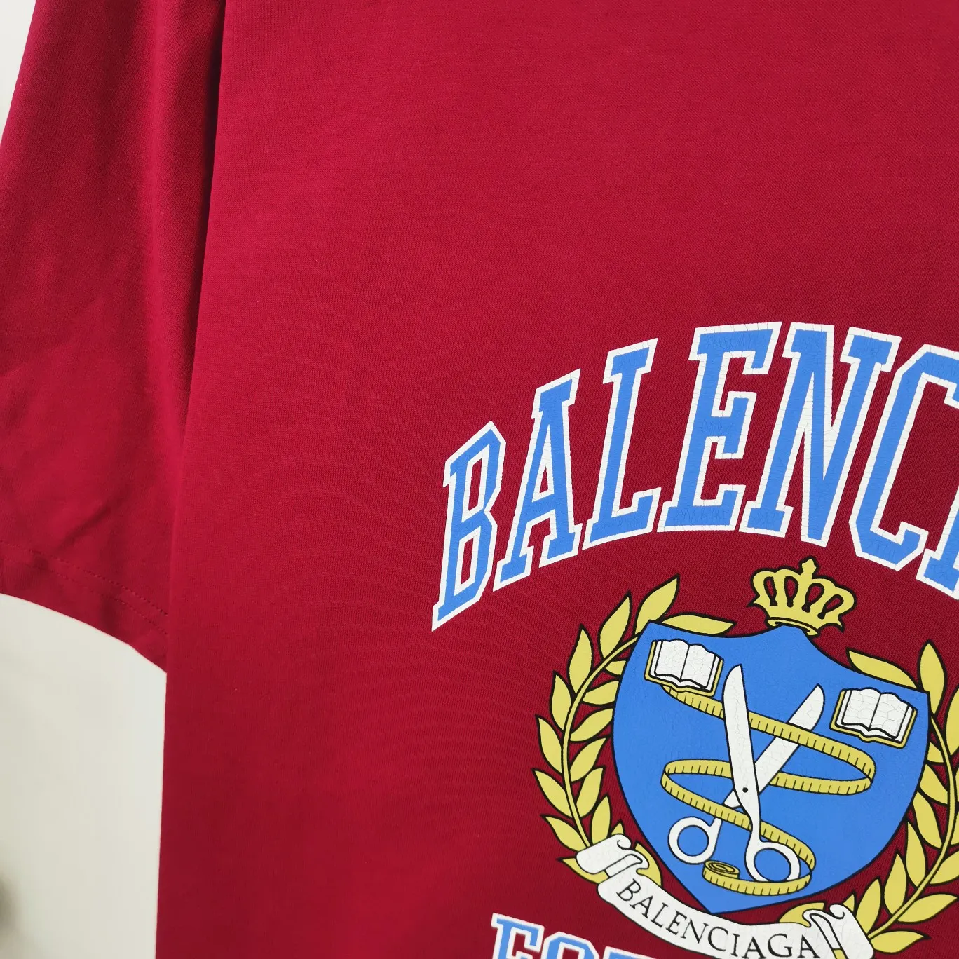 [New] The top tried and tested version of Balenciaga logo printed EST 1917 knitted T-shirt 2022 new spring and summer short-sleeved men and women couples, the process uses Kangli printing cracking effect. This crack is not a line pattern, but a three-dimensional burst pattern. How many versions on the market are based on pictures? Just make pictures, not craftsmanship? Without a version, it would be impossible to create the original flavor, and it would be almost pointless to brag! The front panel printing glue bursting effect uses imported transparent slurry to scrape the bottom to make the printing bursting feel uniform. (PS: If this process is missing, the printing will easily fall off in large areas after cracking) The fabric is made of 24S 260g pure cotton double yarn fabric, which is full of drape, sweat-absorbent and breathable. Color: Black White Size: XS-L P:250