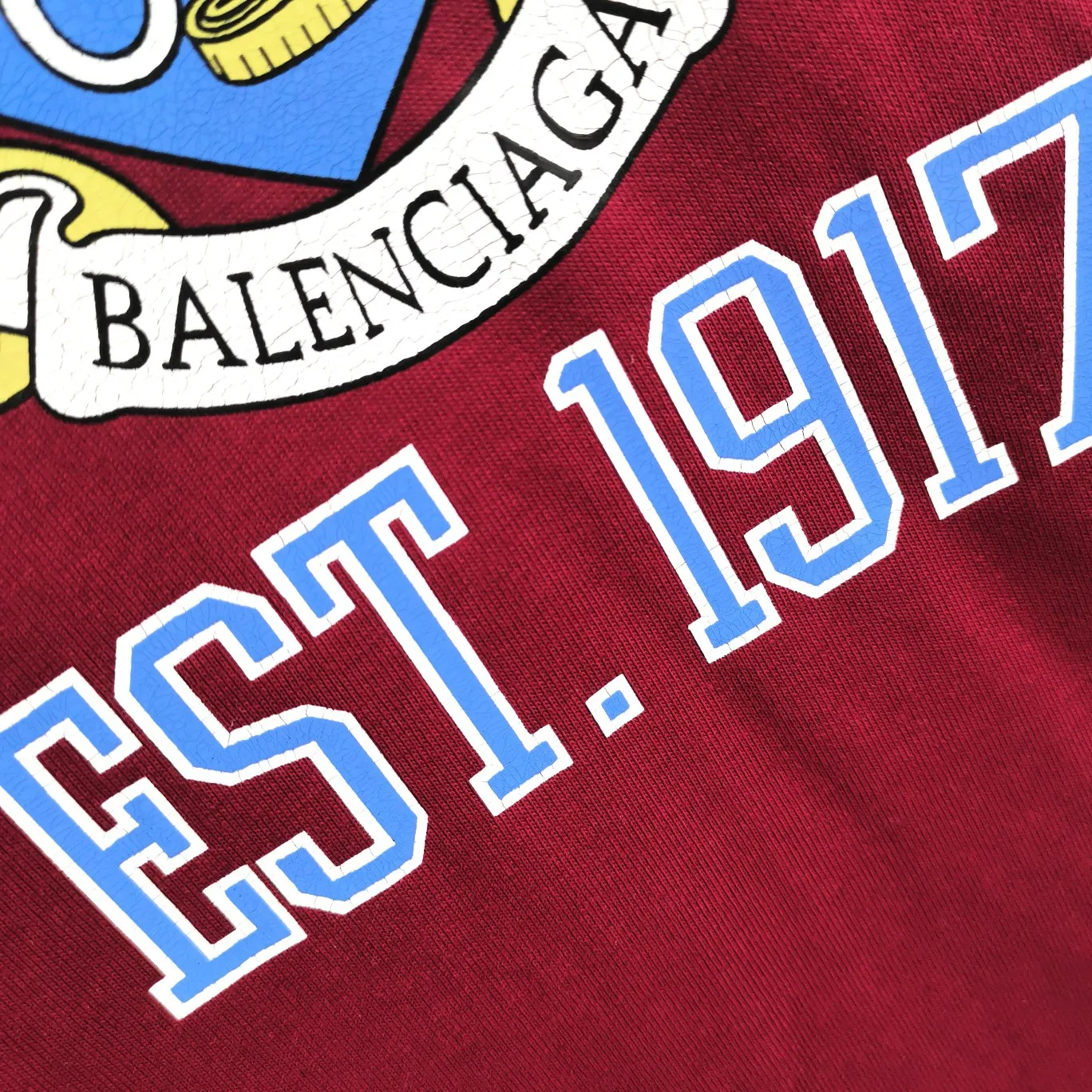 [New] The top tried and tested version of Balenciaga logo printed EST 1917 knitted T-shirt 2022 new spring and summer short-sleeved men and women couples, the process uses Kangli printing cracking effect. This crack is not a line pattern, but a three-dimensional burst pattern. How many versions on the market are based on pictures? Just make pictures, not craftsmanship? Without a version, it would be impossible to create the original flavor, and it would be almost pointless to brag! The front panel printing glue bursting effect uses imported transparent slurry to scrape the bottom to make the printing bursting feel uniform. (PS: If this process is missing, the printing will easily fall off in large areas after cracking) The fabric is made of 24S 260g pure cotton double yarn fabric, which is full of drape, sweat-absorbent and breathable. Color: Black White Size: XS-L P:250