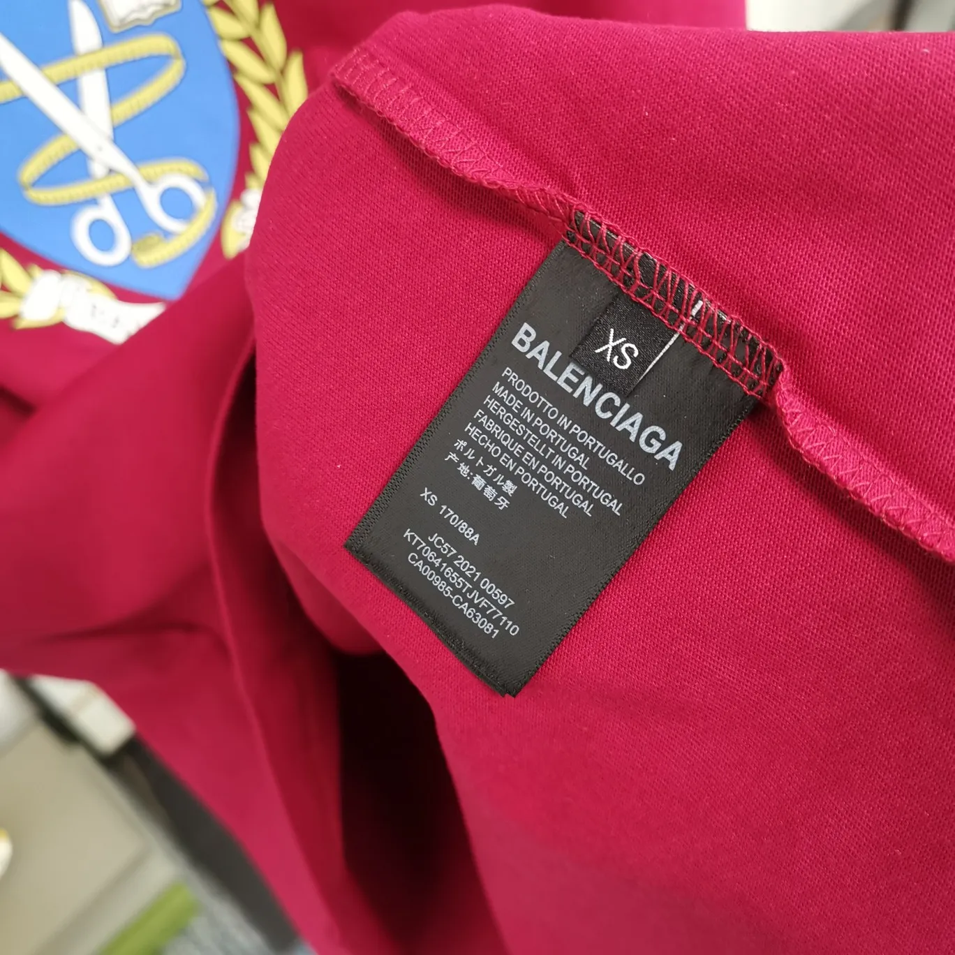 [New] The top tried and tested version of Balenciaga logo printed EST 1917 knitted T-shirt 2022 new spring and summer short-sleeved men and women couples, the process uses Kangli printing cracking effect. This crack is not a line pattern, but a three-dimensional burst pattern. How many versions on the market are based on pictures? Just make pictures, not craftsmanship? Without a version, it would be impossible to create the original flavor, and it would be almost pointless to brag! The front panel printing glue bursting effect uses imported transparent slurry to scrape the bottom to make the printing bursting feel uniform. (PS: If this process is missing, the printing will easily fall off in large areas after cracking) The fabric is made of 24S 260g pure cotton double yarn fabric, which is full of drape, sweat-absorbent and breathable. Color: Black White Size: XS-L P:250