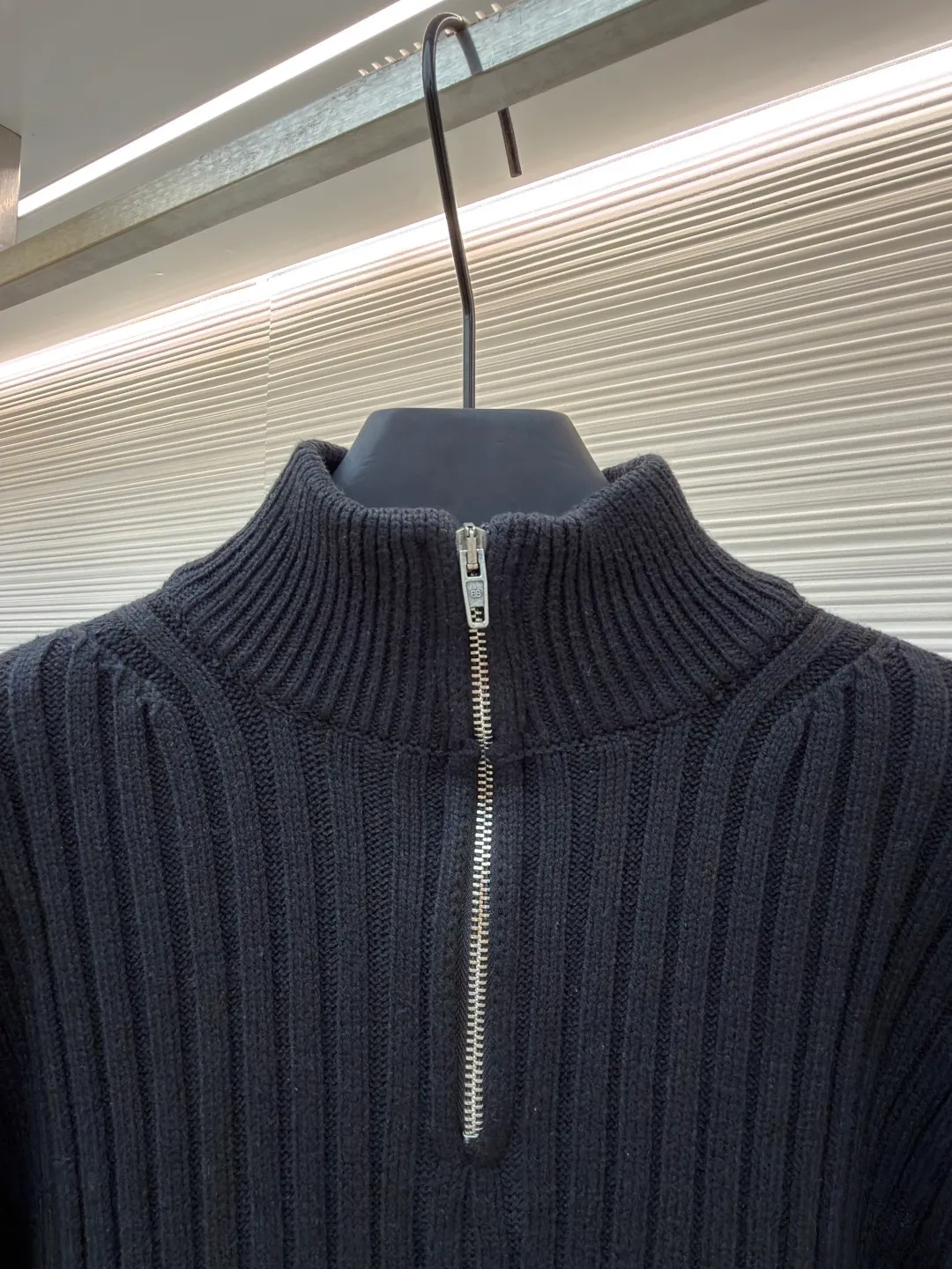 Balenciaga half-zip sweater with silicone leather label on sleeves ●Original version: 13000 purchased and developed ●Item number: 1681577-B05 ●Fabric: polyester fiber fabric ●Technology: knitted ●Color: black ●Version: Loose fit ●Weight: about 900 grams ●Size: S-M-L-XL ●Description: 56% polyester fiber, 45% cotton yarn. This fabric has elastic upper body and is suitable for outerwear. The fabric is soft and shapely. The silicone arm is custom-made with 0.1 imported material, and the brand logo is laminated on the surface. The zipper is distressed by electroplating, and the double B brand logo is laser engraved on the surface. The overall wiring is straight and delicate, the fabric is comfortable and soft, and the color is consistent without color difference. It can be matched with the same style to create a fashionable look and control various occasions. Customized accessories, complete with three standards, same style for men and women!