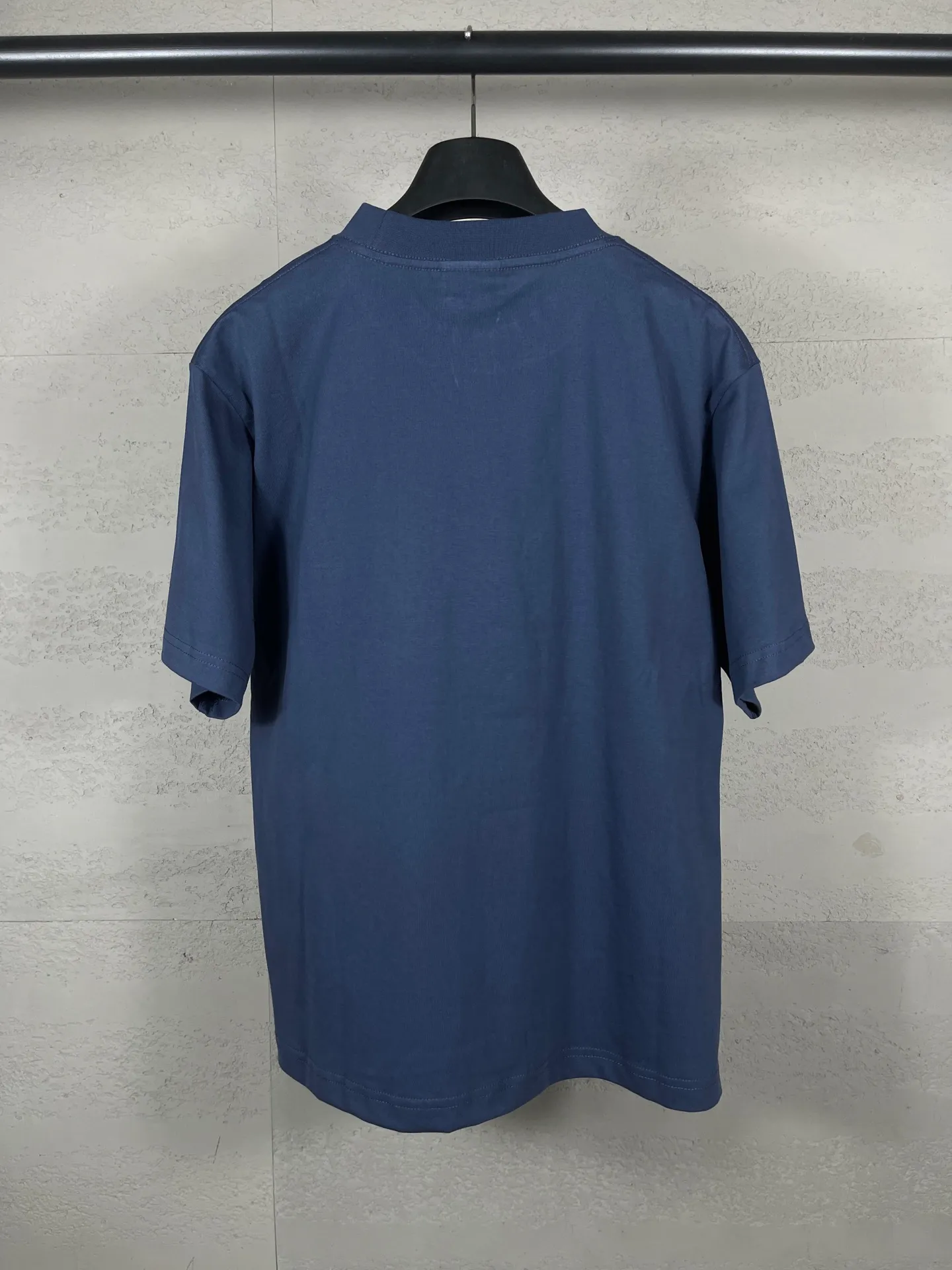 🅿️186 Note: Women’s version, real photos [Top version. Official website quality] BALENCI*GA/Paris #SS25 new short-sleeved T-shirt with LUXURY chest letter patch embroidery on the front. 2025 spring and summer brick cabinet synchronization welcomes comparison. The fabric is made of Paris ZP custom-woven and dyed cotton double yarn, weighing 260 grams. The cloth surface is clean. The cloth pattern is clear, soft and comfortable. The threads are dyed with no color difference. The letter LOGO is embroidered using imported Tajima embroidery machine. The letters are clear and the effect is three-dimensional. Restore the brick cabinet, adopt the medium version. Female version Code: BL253733 Color: blue, gray Size: XS S M L