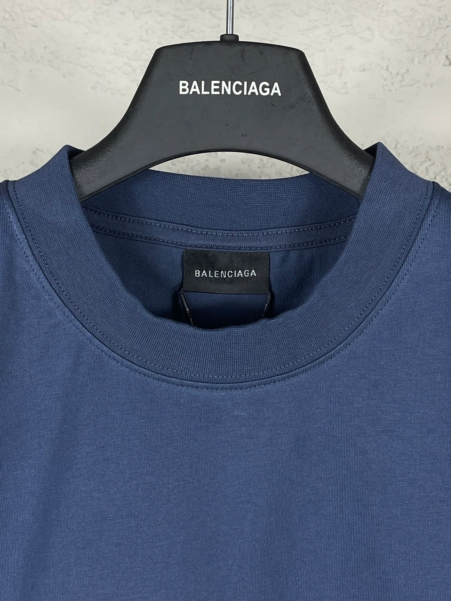 🅿️186 Note: Women’s version, real photos [Top version. Official website quality] BALENCI*GA/Paris #SS25 new short-sleeved T-shirt with LUXURY chest letter patch embroidery on the front. 2025 spring and summer brick cabinet synchronization welcomes comparison. The fabric is made of Paris ZP custom-woven and dyed cotton double yarn, weighing 260 grams. The cloth surface is clean. The cloth pattern is clear, soft and comfortable. The threads are dyed with no color difference. The letter LOGO is embroidered using imported Tajima embroidery machine. The letters are clear and the effect is three-dimensional. Restore the brick cabinet, adopt the medium version. Female version Code: BL253733 Color: blue, gray Size: XS S M L