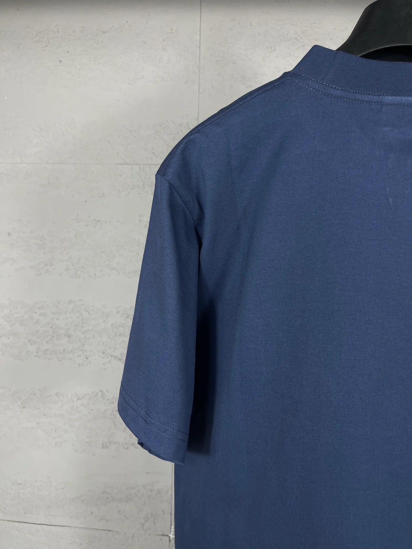 🅿️186 Note: Women’s version, real photos [Top version. Official website quality] BALENCI*GA/Paris #SS25 new short-sleeved T-shirt with LUXURY chest letter patch embroidery on the front. 2025 spring and summer brick cabinet synchronization welcomes comparison. The fabric is made of Paris ZP custom-woven and dyed cotton double yarn, weighing 260 grams. The cloth surface is clean. The cloth pattern is clear, soft and comfortable. The threads are dyed with no color difference. The letter LOGO is embroidered using imported Tajima embroidery machine. The letters are clear and the effect is three-dimensional. Restore the brick cabinet, adopt the medium version. Female version Code: BL253733 Color: blue, gray Size: XS S M L