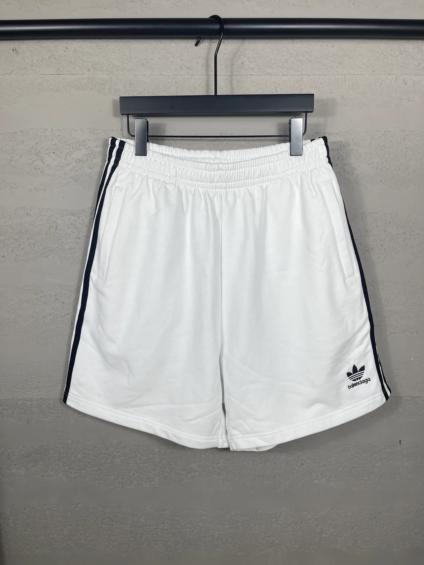 🅿️240 real shots [Top version. Official website quality] BALENCI*GA/Paris. 2025 new model. Paris co-branded adidas clover embroidered side seams. Invisible zipper shorts at the pocket. Brick cabinet synchronization. Genuine product developed at the first time, please print and compare! The fabric is made of Paris ZP custom-woven and dyed 100% cotton terry sweatshirt. The weight is 460 grams. The cloth surface is clean. The cloth pattern is clear and the hand feels soft and comfortable. The embroidery uses an imported Tajima embroidery machine. The letters are clear and the effect is three-dimensional. The version adopts a loose version. Same style for men and women. Code: BL257029 Color: black, white Size: XS S M L