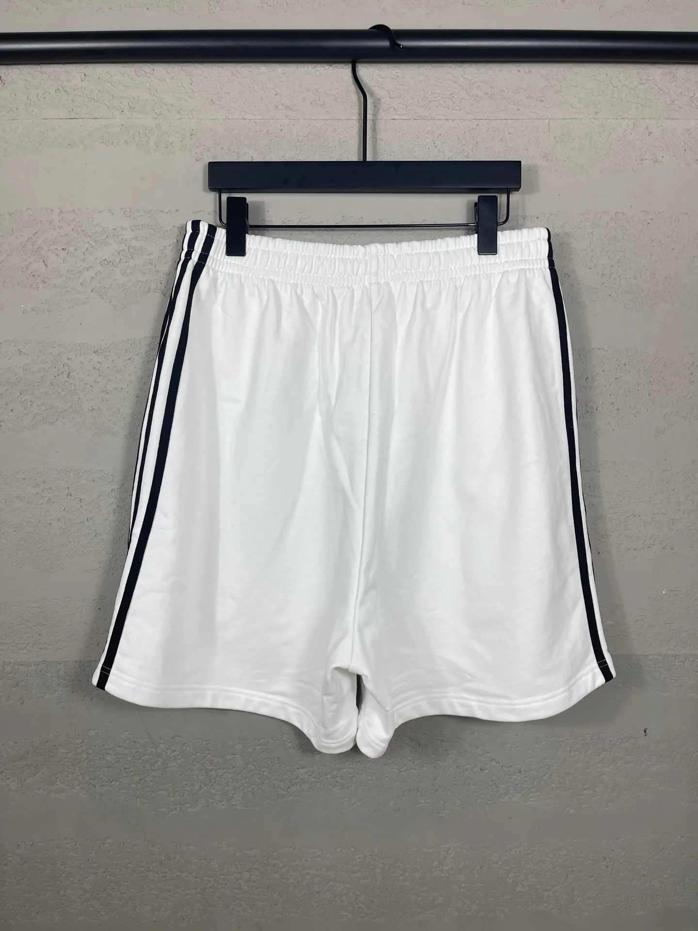 🅿️240 real shots [Top version. Official website quality] BALENCI*GA/Paris. 2025 new model. Paris co-branded adidas clover embroidered side seams. Invisible zipper shorts at the pocket. Brick cabinet synchronization. Genuine product developed at the first time, please print and compare! The fabric is made of Paris ZP custom-woven and dyed 100% cotton terry sweatshirt. The weight is 460 grams. The cloth surface is clean. The cloth pattern is clear and the hand feels soft and comfortable. The embroidery uses an imported Tajima embroidery machine. The letters are clear and the effect is three-dimensional. The version adopts a loose version. Same style for men and women. Code: BL257029 Color: black, white Size: XS S M L
