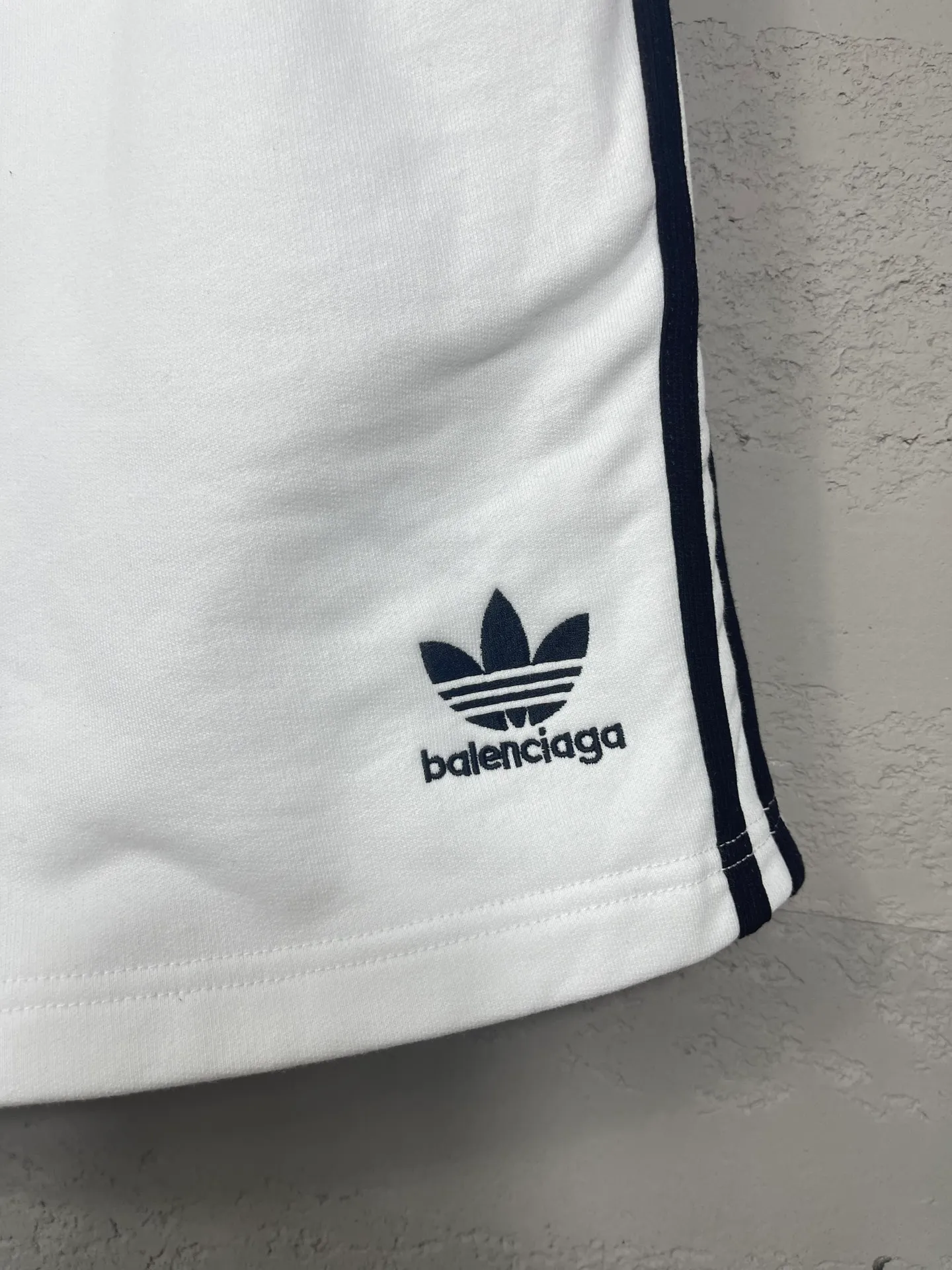 🅿️240 real shots [Top version. Official website quality] BALENCI*GA/Paris. 2025 new model. Paris co-branded adidas clover embroidered side seams. Invisible zipper shorts at the pocket. Brick cabinet synchronization. Genuine product developed at the first time, please print and compare! The fabric is made of Paris ZP custom-woven and dyed 100% cotton terry sweatshirt. The weight is 460 grams. The cloth surface is clean. The cloth pattern is clear and the hand feels soft and comfortable. The embroidery uses an imported Tajima embroidery machine. The letters are clear and the effect is three-dimensional. The version adopts a loose version. Same style for men and women. Code: BL257029 Color: black, white Size: XS S M L