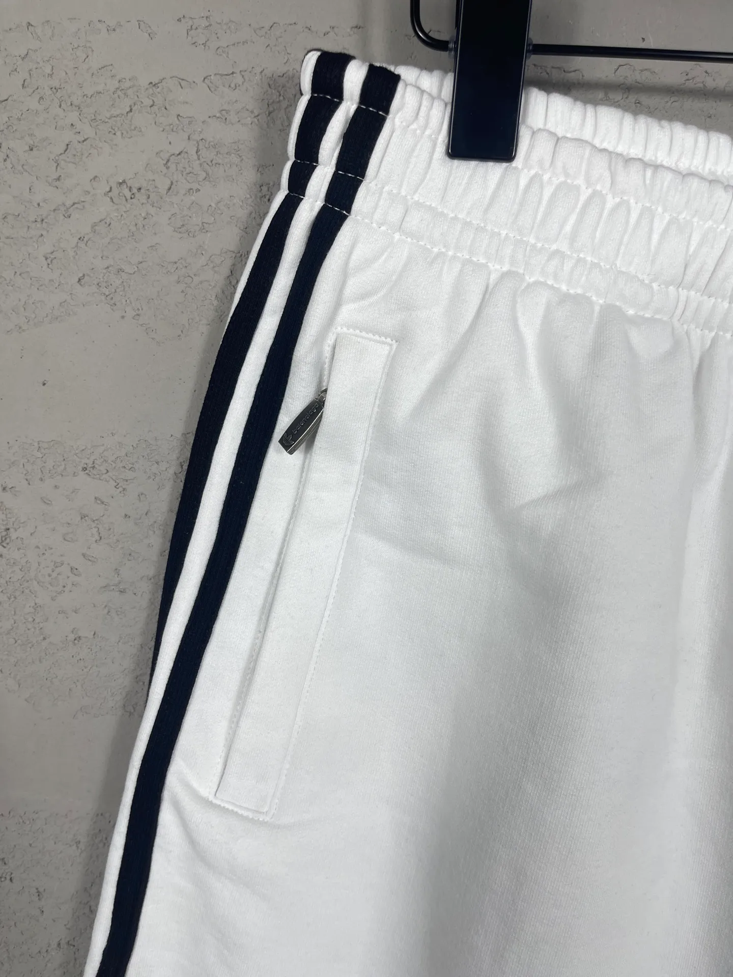 🅿️240 real shots [Top version. Official website quality] BALENCI*GA/Paris. 2025 new model. Paris co-branded adidas clover embroidered side seams. Invisible zipper shorts at the pocket. Brick cabinet synchronization. Genuine product developed at the first time, please print and compare! The fabric is made of Paris ZP custom-woven and dyed 100% cotton terry sweatshirt. The weight is 460 grams. The cloth surface is clean. The cloth pattern is clear and the hand feels soft and comfortable. The embroidery uses an imported Tajima embroidery machine. The letters are clear and the effect is three-dimensional. The version adopts a loose version. Same style for men and women. Code: BL257029 Color: black, white Size: XS S M L