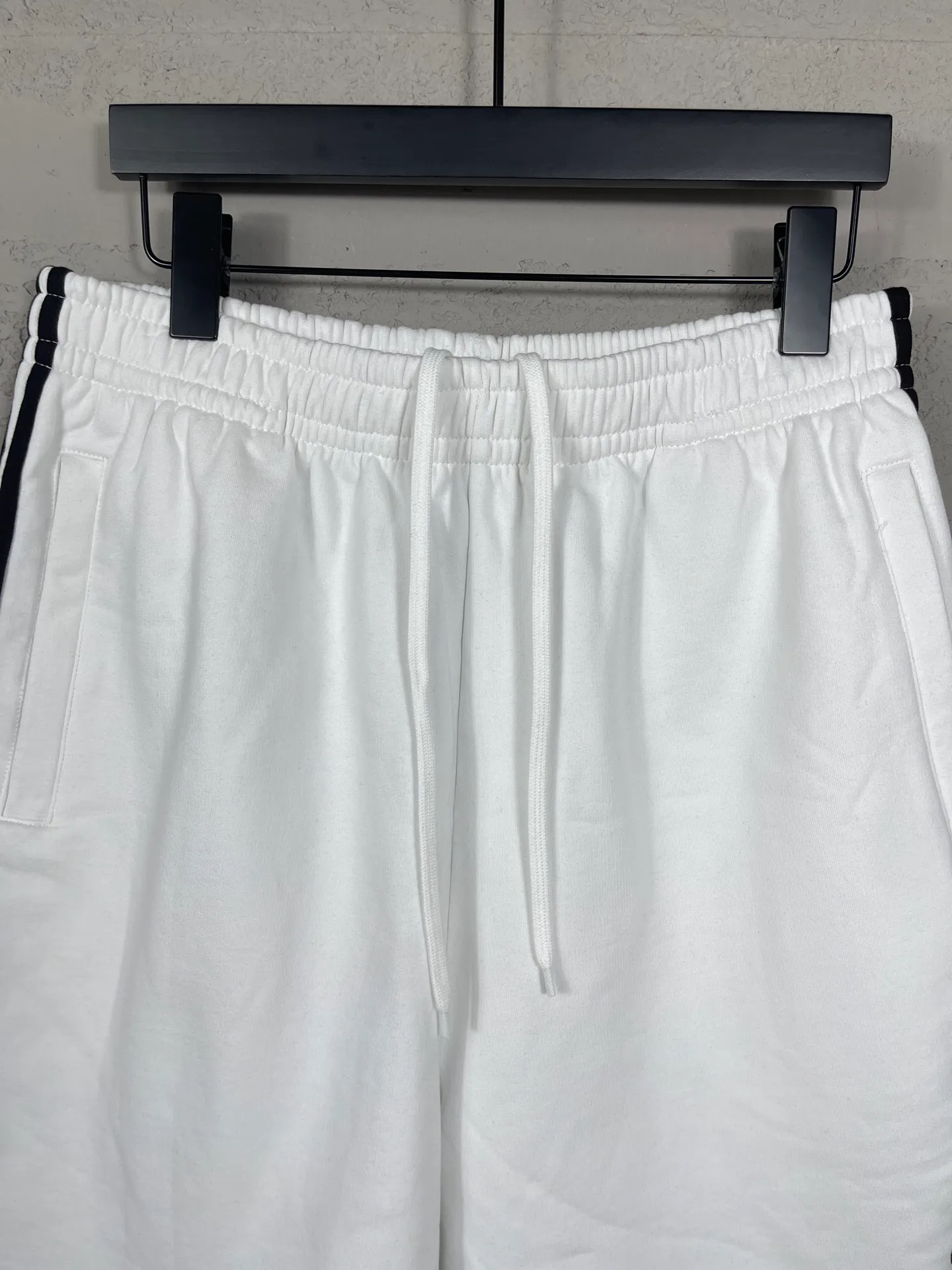 🅿️240 real shots [Top version. Official website quality] BALENCI*GA/Paris. 2025 new model. Paris co-branded adidas clover embroidered side seams. Invisible zipper shorts at the pocket. Brick cabinet synchronization. Genuine product developed at the first time, please print and compare! The fabric is made of Paris ZP custom-woven and dyed 100% cotton terry sweatshirt. The weight is 460 grams. The cloth surface is clean. The cloth pattern is clear and the hand feels soft and comfortable. The embroidery uses an imported Tajima embroidery machine. The letters are clear and the effect is three-dimensional. The version adopts a loose version. Same style for men and women. Code: BL257029 Color: black, white Size: XS S M L
