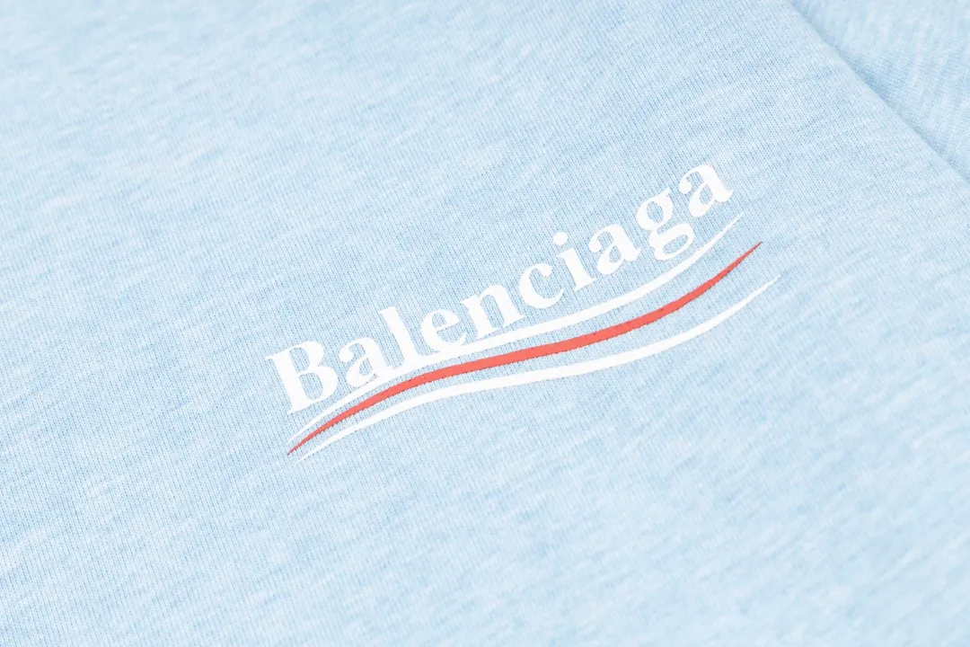🅿️170 Detailed picture [Top version. Official website quality] BALENCI*GA/Paris #Classic, Coke printed short-sleeved T-shirt# The fabric is made of Paris ZP custom-woven and dyed cotton double yarn. Weighing 260 grams, the cloth surface is clean. The cloth pattern is clear, soft and comfortable. The threads are dyed with no color difference. The classic pattern printing uses environmentally friendly imported glue and precision stencils. The letters are clear. No burrs. The three-dimensional effect is strong. The version adopts the OS loose shoulder version. The same style for men and women. Coding: BL223029 Color: black, white, red, yellow, gray, gray orchid, blue, military green Size: XS to L