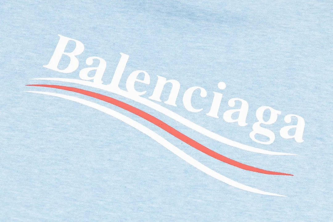 🅿️170 Detailed picture [Top version. Official website quality] BALENCI*GA/Paris #Classic, Coke printed short-sleeved T-shirt# The fabric is made of Paris ZP custom-woven and dyed cotton double yarn. Weighing 260 grams, the cloth surface is clean. The cloth pattern is clear, soft and comfortable. The threads are dyed with no color difference. The classic pattern printing uses environmentally friendly imported glue and precision stencils. The letters are clear. No burrs. The three-dimensional effect is strong. The version adopts the OS loose shoulder version. The same style for men and women. Coding: BL223029 Color: black, white, red, yellow, gray, gray orchid, blue, military green Size: XS to L