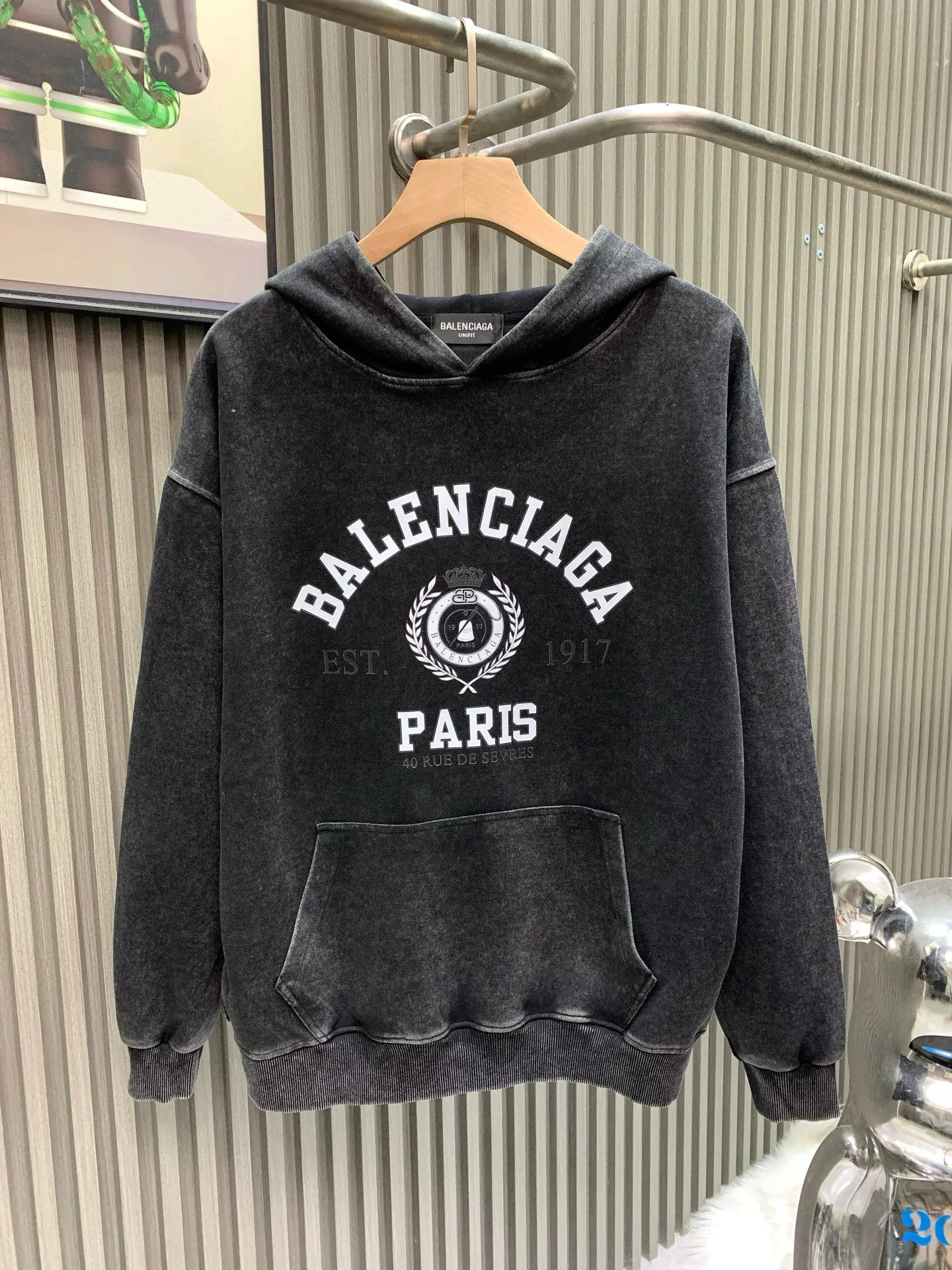 🅿️310 🀄️ Balenciaga Exclusive version of distressed washed hooded sweatshirt Spring and autumn top version BALENCIAGA Paris designer 2025 Crown Wheat 1917 letter cracked print Male and female couple star same style hooded sweatshirt 100% cotton Huge cost single product In terms of fabric alone 400 grams of pure cotton combed terry fabric In addition, the fabric needs to be shrunk in advance and then fried and distressed. This is enough to drink a pot. The printing uses Kornit digital direct injection cracking processing because it is primed, so there is no need to worry about the printing falling off when it bursts. A full set of customized excipients with consistent coding