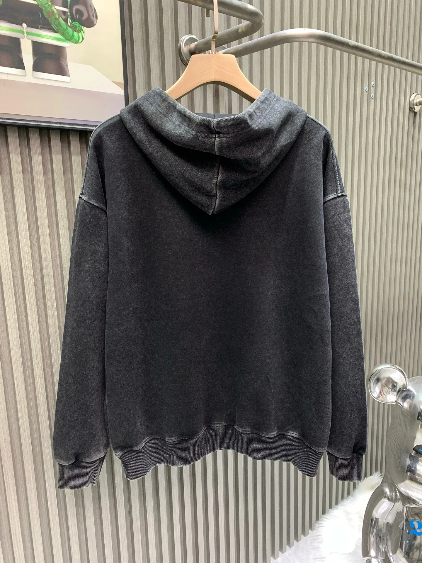 🅿️310 🀄️ Balenciaga Exclusive version of distressed washed hooded sweatshirt Spring and autumn top version BALENCIAGA Paris designer 2025 Crown Wheat 1917 letter cracked print Male and female couple star same style hooded sweatshirt 100% cotton Huge cost single product In terms of fabric alone 400 grams of pure cotton combed terry fabric In addition, the fabric needs to be shrunk in advance and then fried and distressed. This is enough to drink a pot. The printing uses Kornit digital direct injection cracking processing because it is primed, so there is no need to worry about the printing falling off when it bursts. A full set of customized excipients with consistent coding