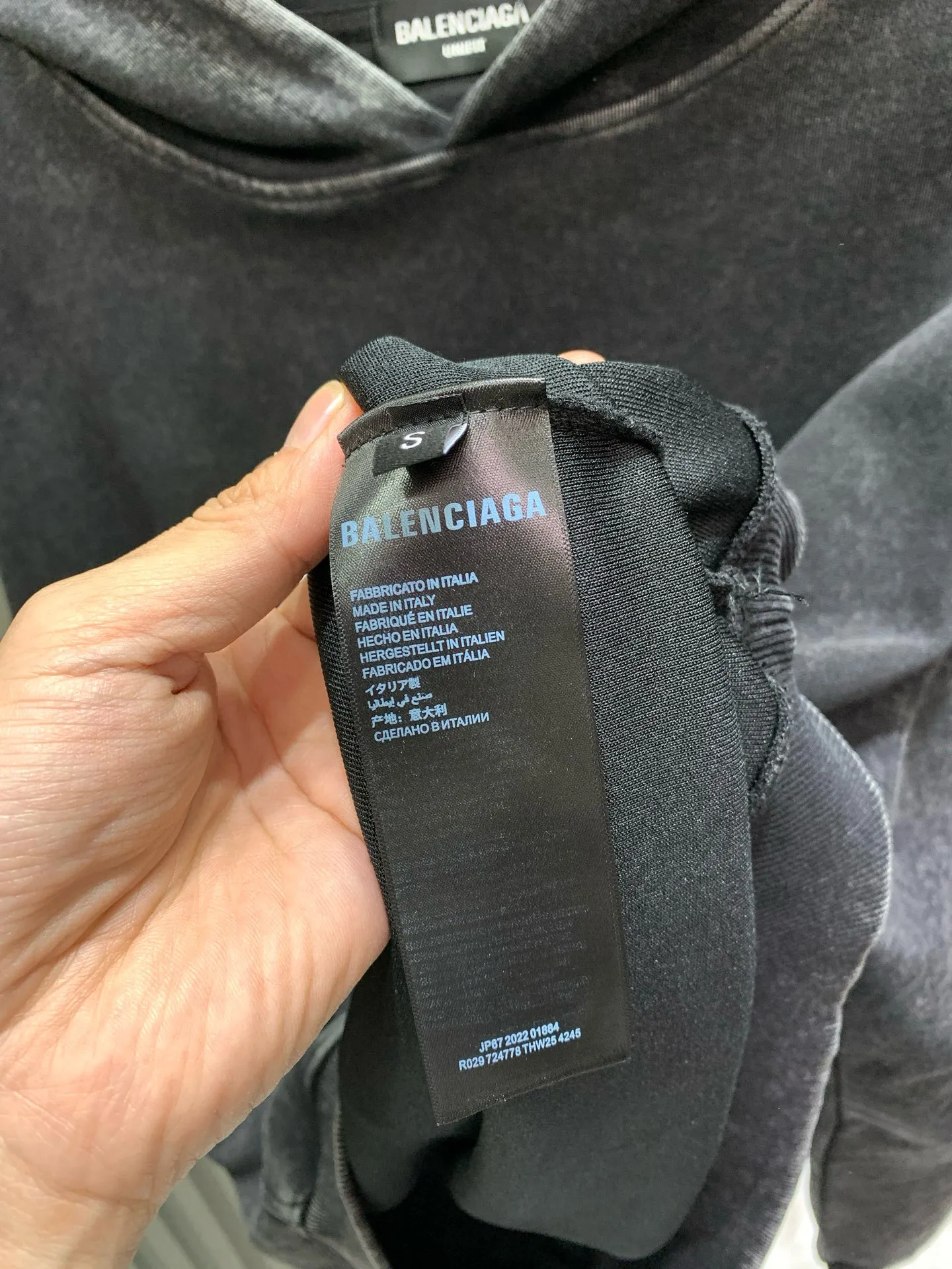 🅿️310 🀄️ Balenciaga Exclusive version of distressed washed hooded sweatshirt Spring and autumn top version BALENCIAGA Paris designer 2025 Crown Wheat 1917 letter cracked print Male and female couple star same style hooded sweatshirt 100% cotton Huge cost single product In terms of fabric alone 400 grams of pure cotton combed terry fabric In addition, the fabric needs to be shrunk in advance and then fried and distressed. This is enough to drink a pot. The printing uses Kornit digital direct injection cracking processing because it is primed, so there is no need to worry about the printing falling off when it bursts. A full set of customized excipients with consistent coding