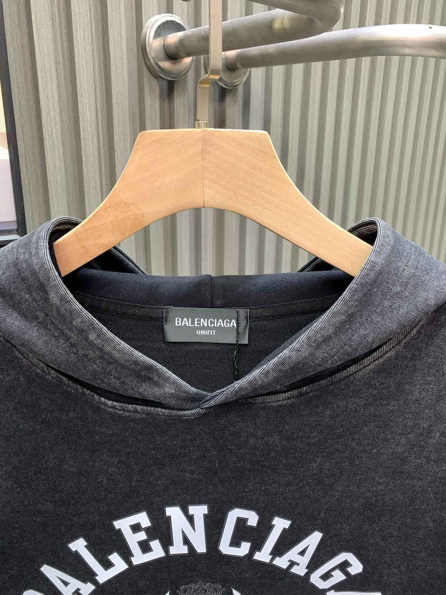 🅿️310 🀄️ Balenciaga Exclusive version of distressed washed hooded sweatshirt Spring and autumn top version BALENCIAGA Paris designer 2025 Crown Wheat 1917 letter cracked print Male and female couple star same style hooded sweatshirt 100% cotton Huge cost single product In terms of fabric alone 400 grams of pure cotton combed terry fabric In addition, the fabric needs to be shrunk in advance and then fried and distressed. This is enough to drink a pot. The printing uses Kornit digital direct injection cracking processing because it is primed, so there is no need to worry about the printing falling off when it bursts. A full set of customized excipients with consistent coding