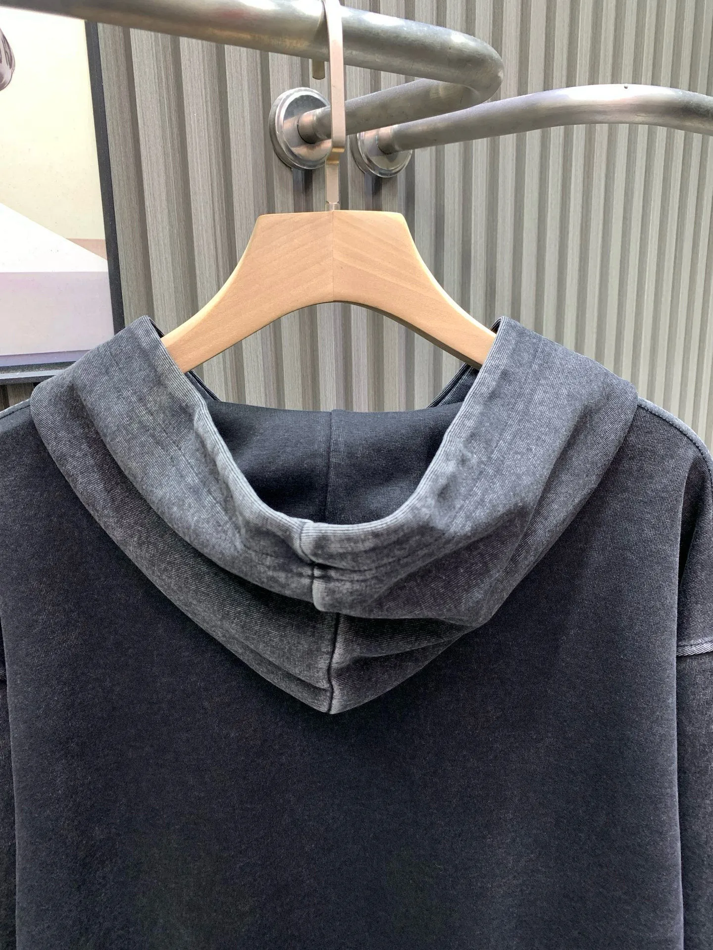 🅿️310 🀄️ Balenciaga Exclusive version of distressed washed hooded sweatshirt Spring and autumn top version BALENCIAGA Paris designer 2025 Crown Wheat 1917 letter cracked print Male and female couple star same style hooded sweatshirt 100% cotton Huge cost single product In terms of fabric alone 400 grams of pure cotton combed terry fabric In addition, the fabric needs to be shrunk in advance and then fried and distressed. This is enough to drink a pot. The printing uses Kornit digital direct injection cracking processing because it is primed, so there is no need to worry about the printing falling off when it bursts. A full set of customized excipients with consistent coding